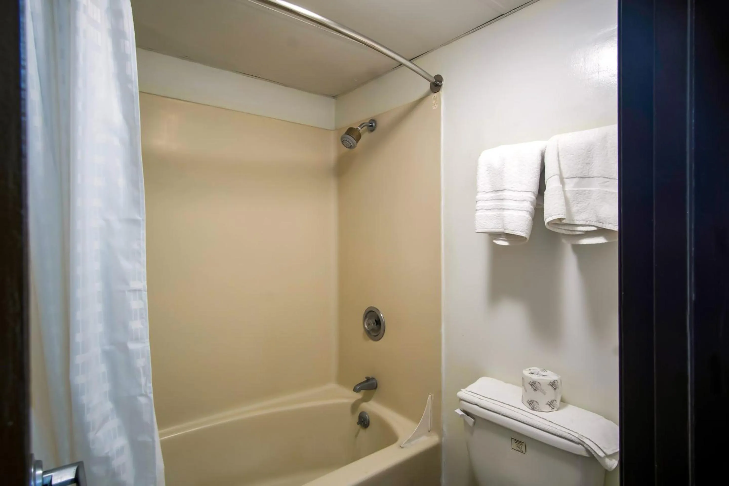 Bathroom in OYO Hotel Hutchinson West 4th Ave