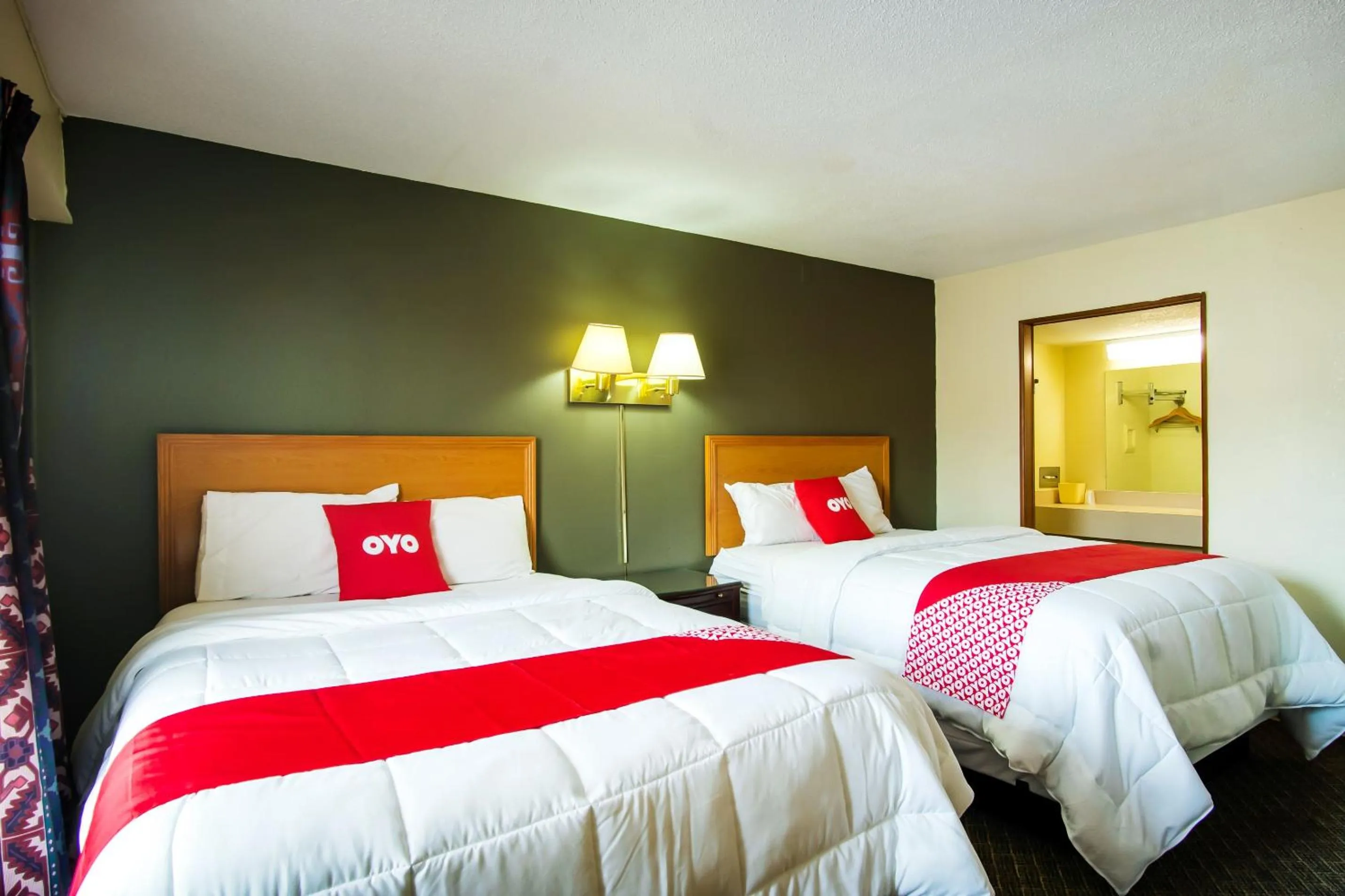 Bedroom, Bed in OYO Hotel Hutchinson West 4th Ave