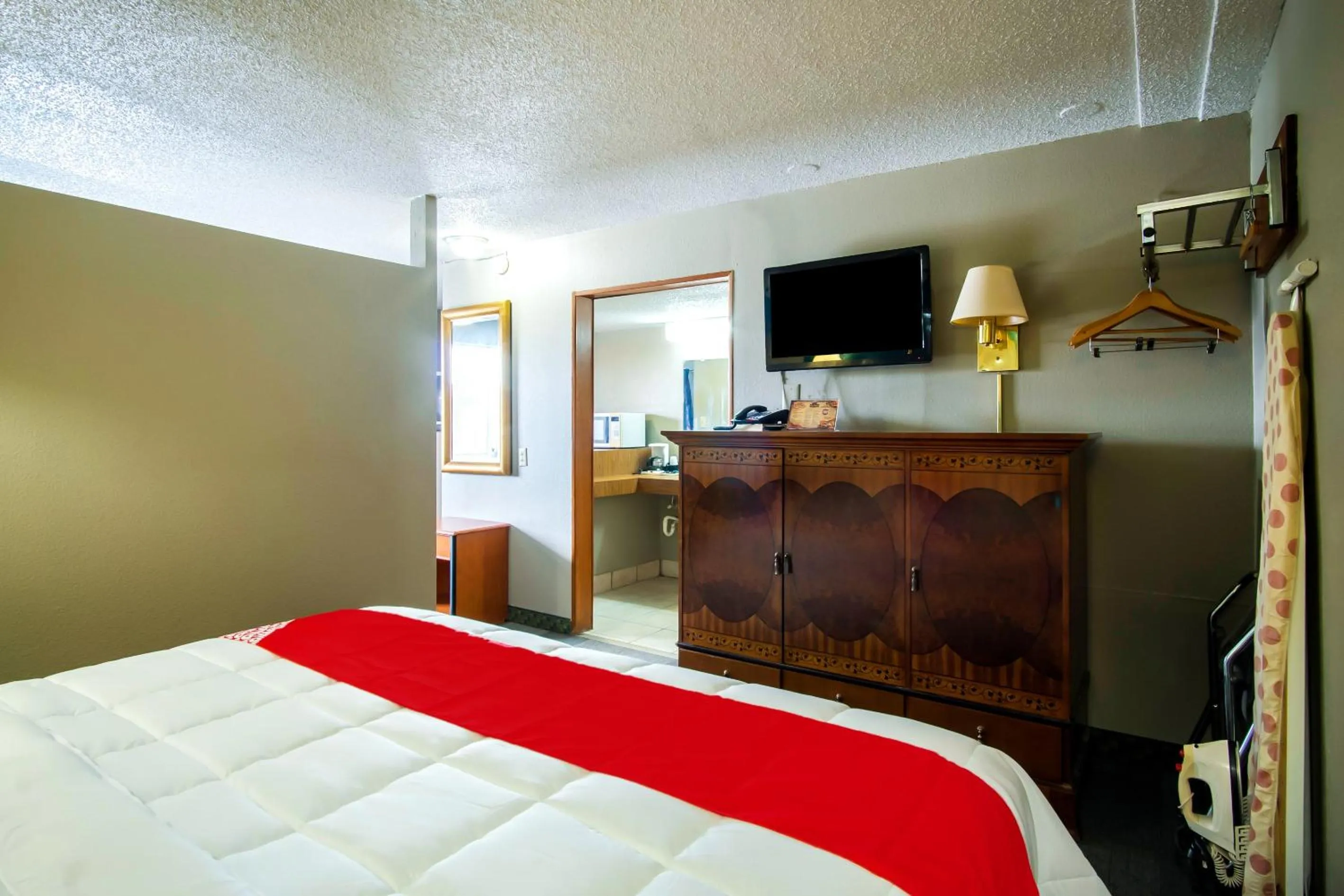 Bedroom, Bed in OYO Hotel Hutchinson West 4th Ave