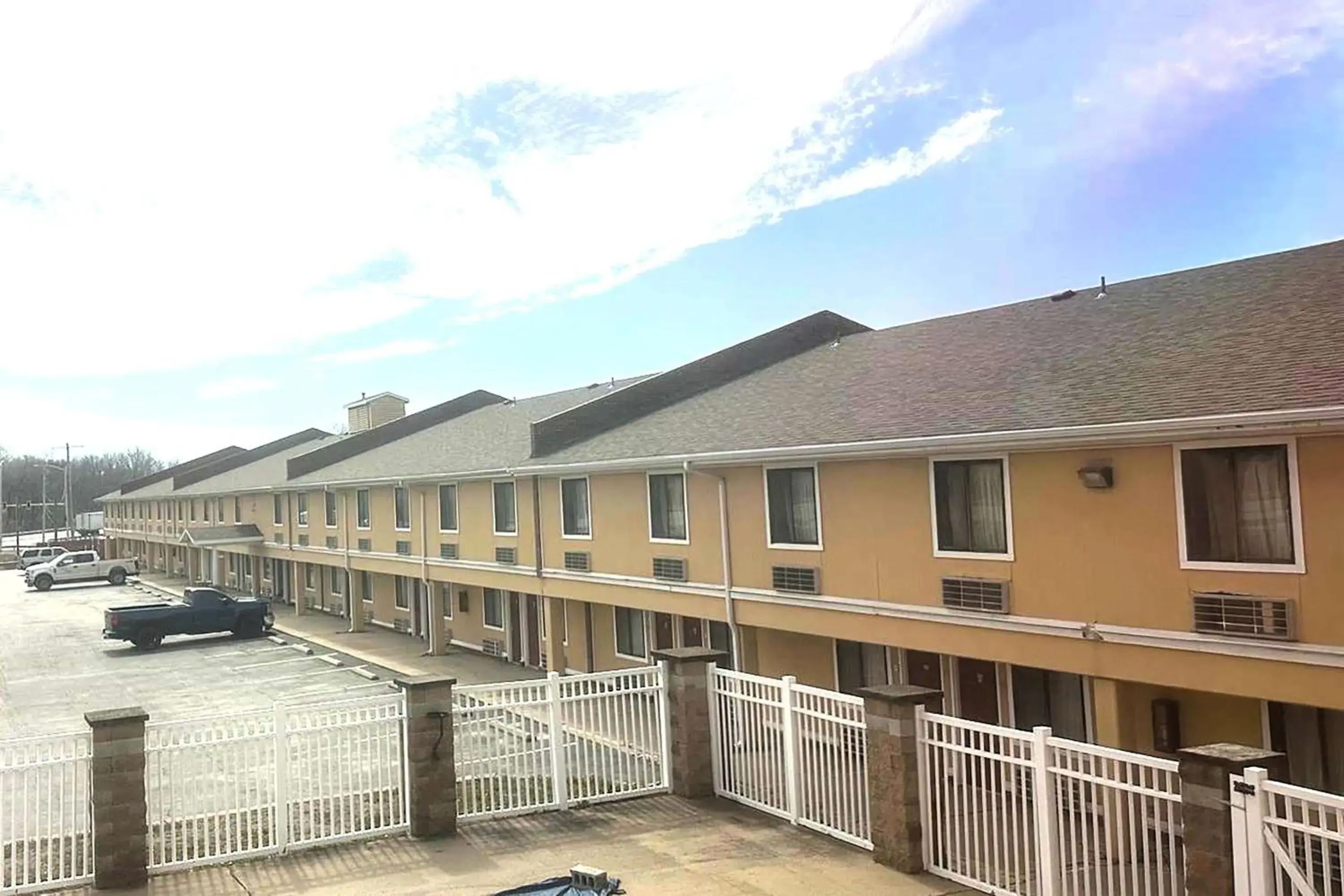 Property building in Super 8 by Wyndham Fort Scott Property building in Super 8 by Wyndham Fort Scott