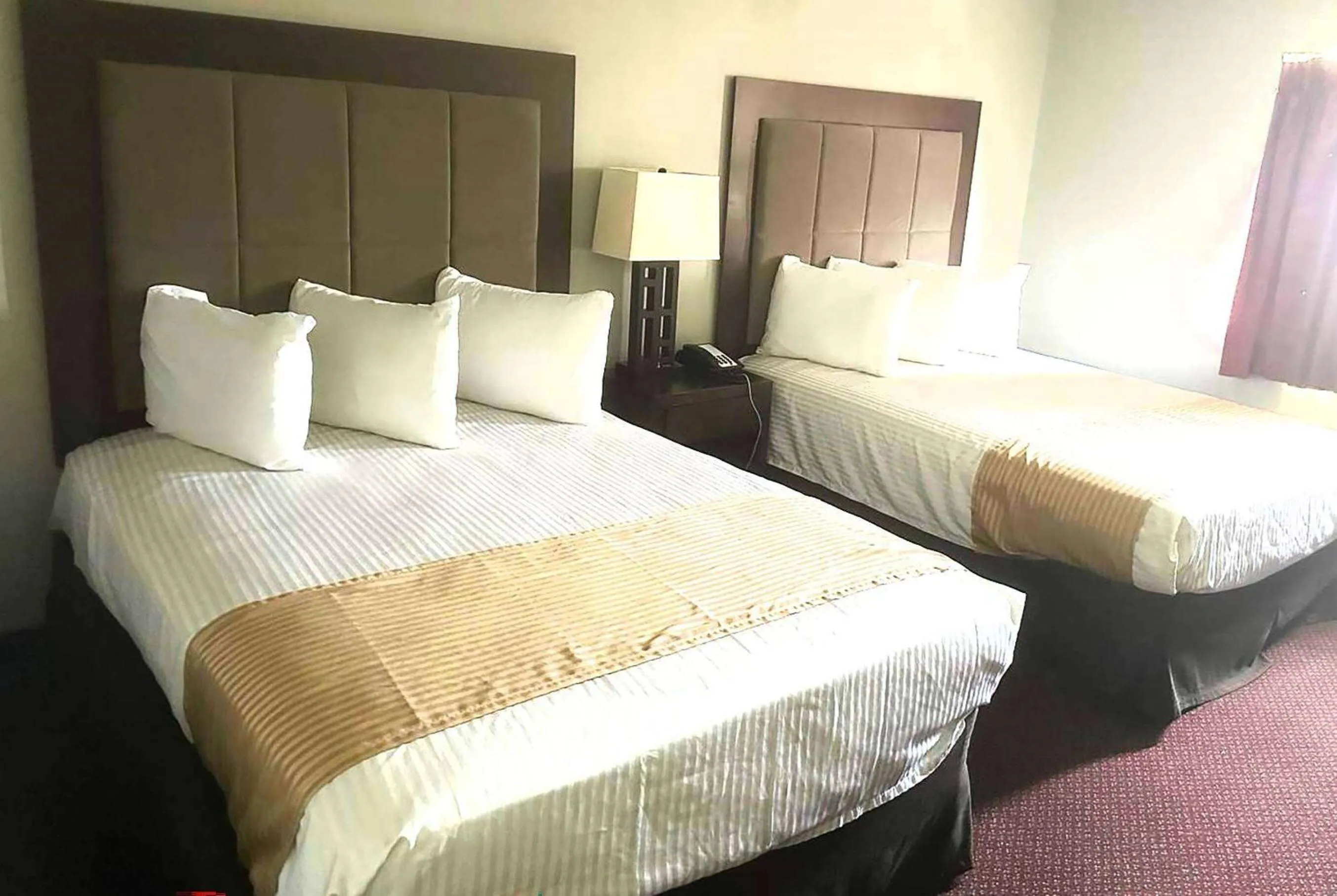 Photo of the whole room, Bed in Super 8 by Wyndham Fort Scott