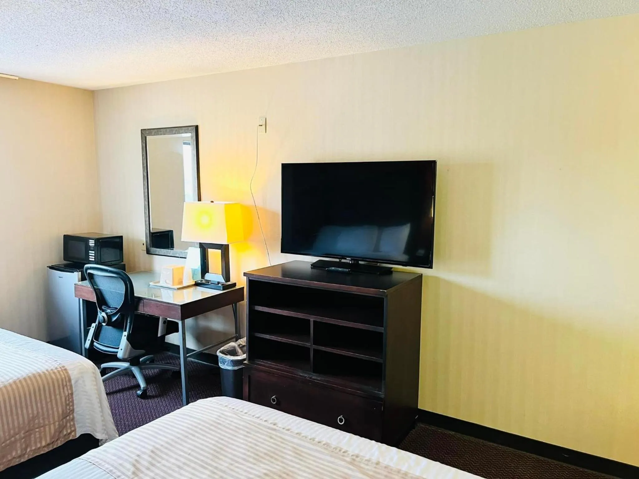 Bed in Super 8 by Wyndham Fort Scott