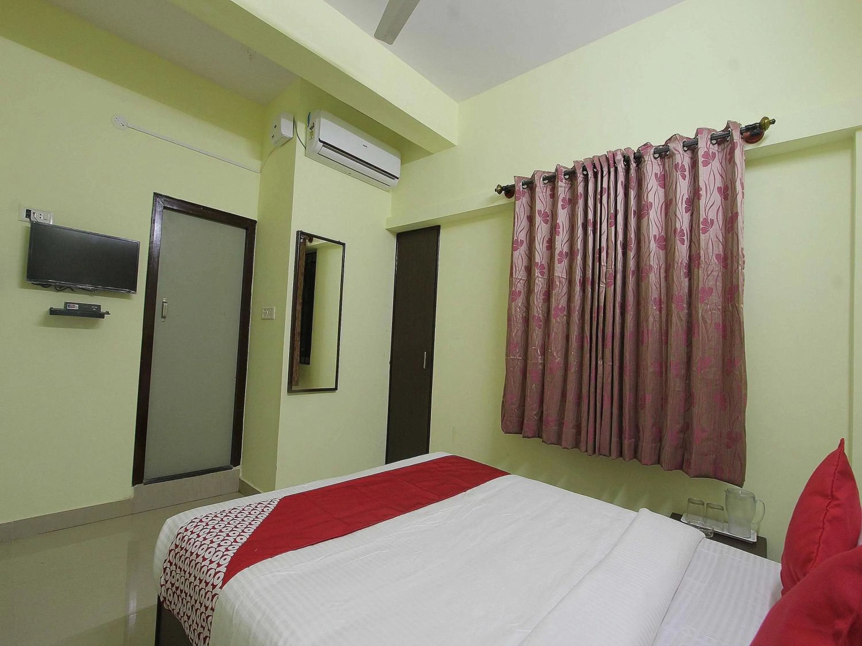 Bedroom, Bed in Super Hotel O V R Residency Near Sri Amruth Chithra Mandira