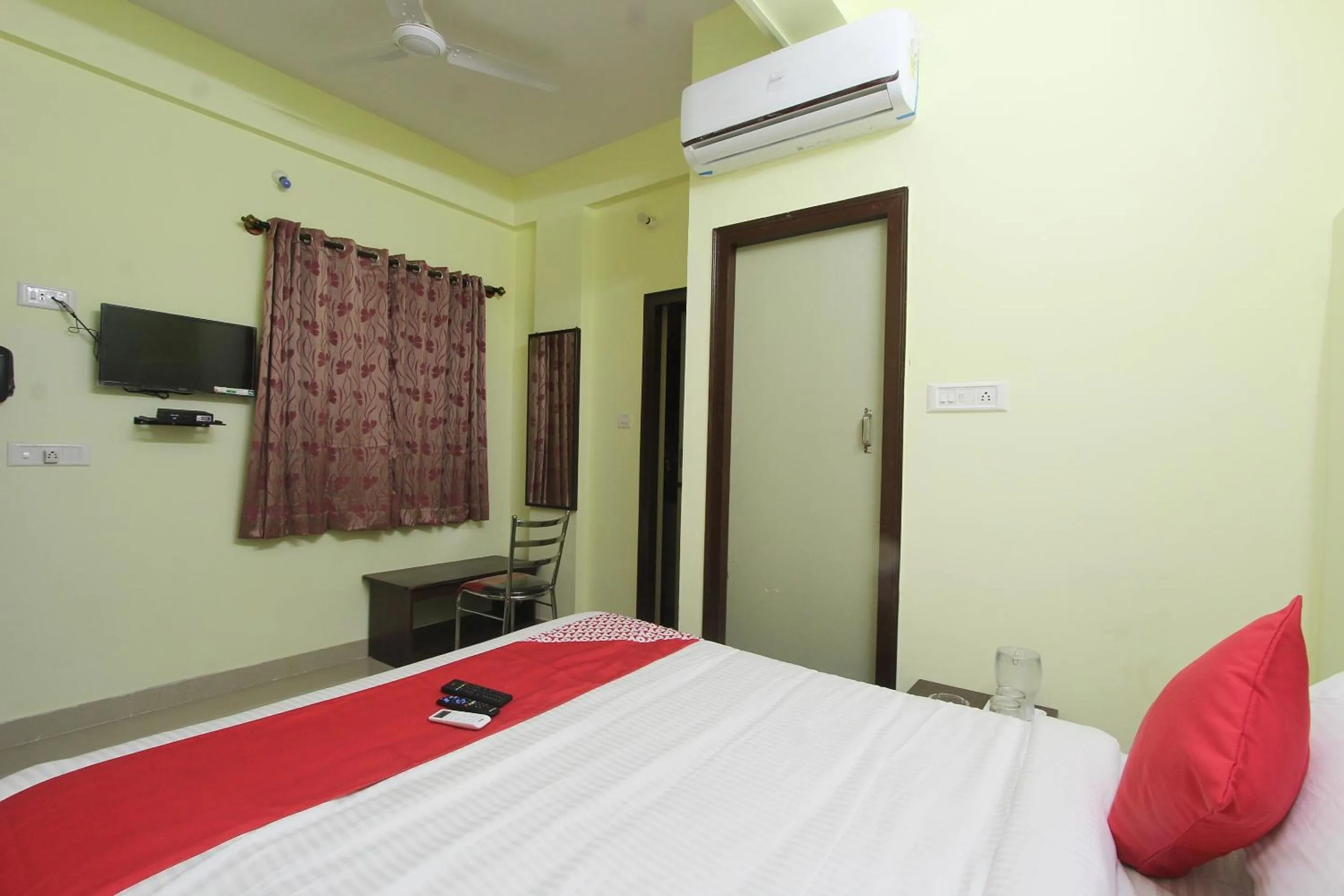 Bedroom, Bed in Super Hotel O V R Residency Near Sri Amruth Chithra Mandira