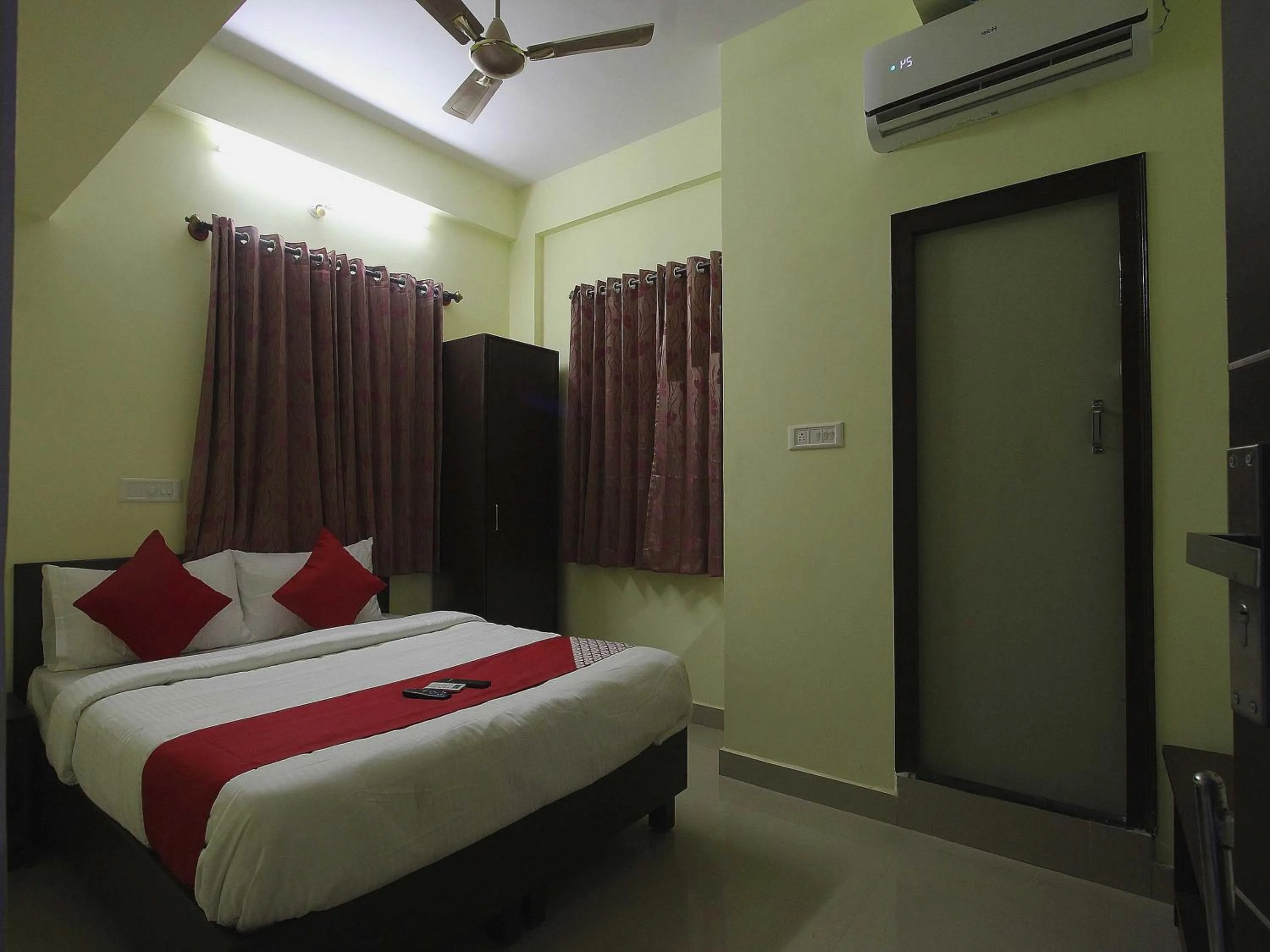 Bedroom, Bed in Super Hotel O V R Residency Near Sri Amruth Chithra Mandira