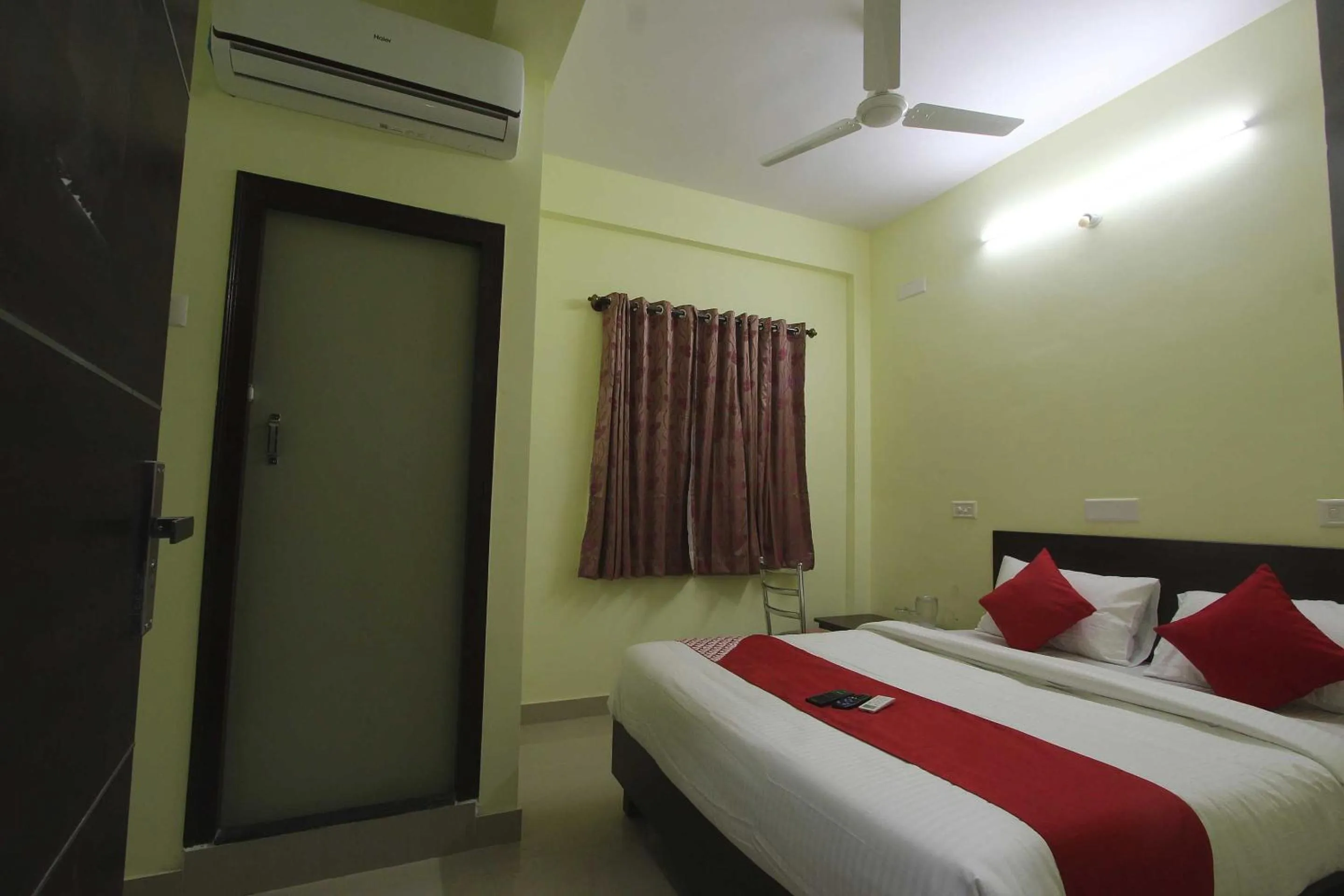 Bedroom, Bed in Super Hotel O V R Residency Near Sri Amruth Chithra Mandira