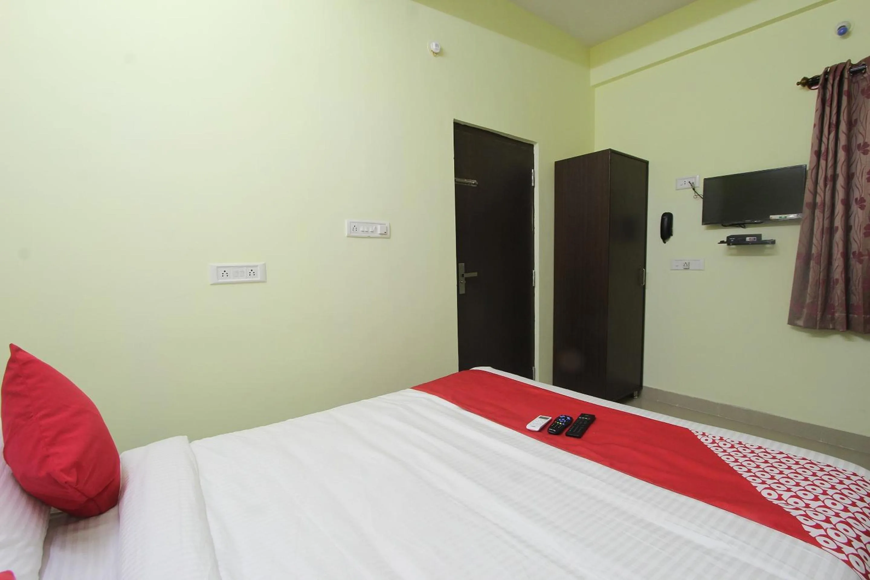 Bedroom, Bed in Super Hotel O V R Residency Near Sri Amruth Chithra Mandira