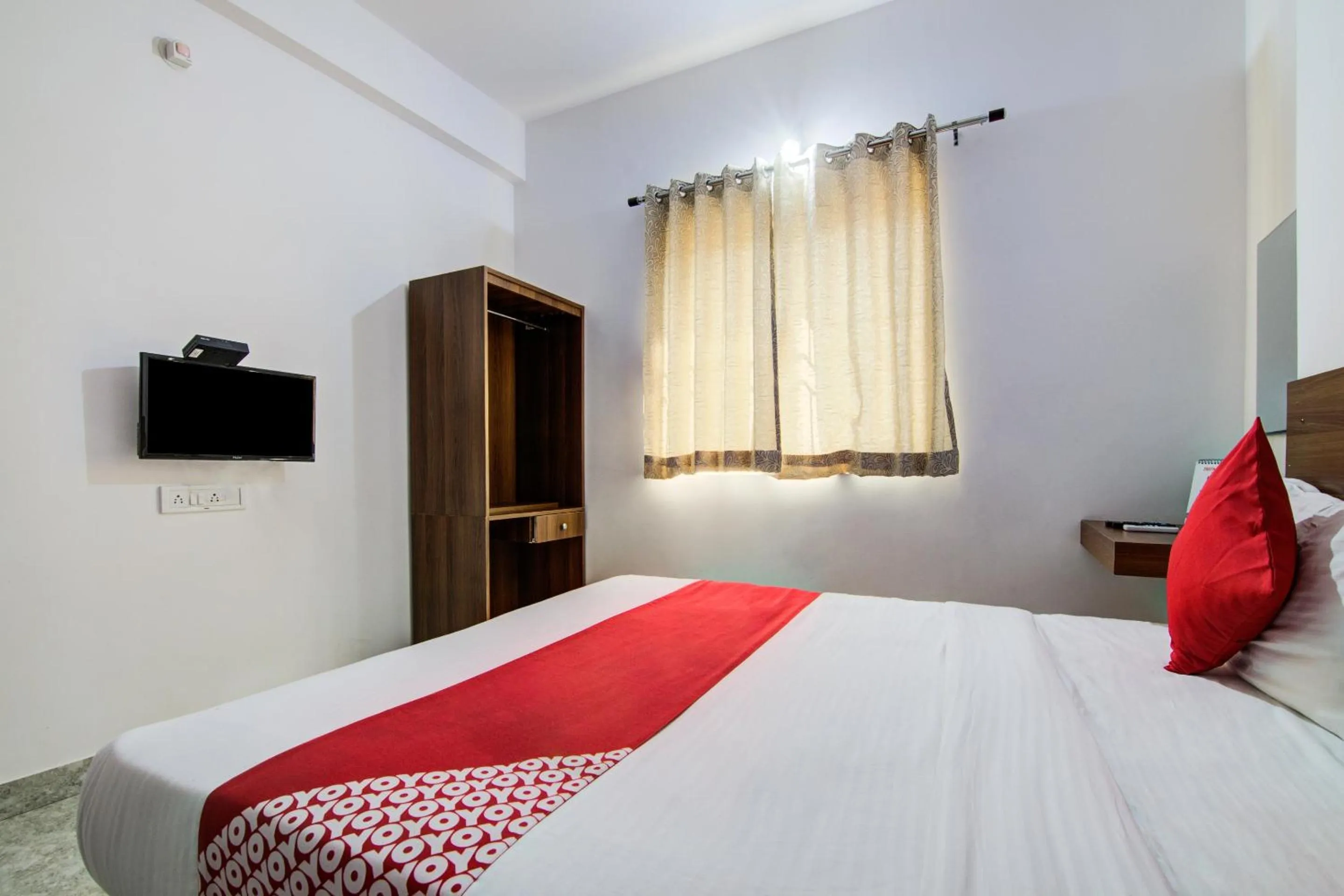 Lobby or reception, Bed in Super Hotel O Varcity Comforts Near St. John Medical College