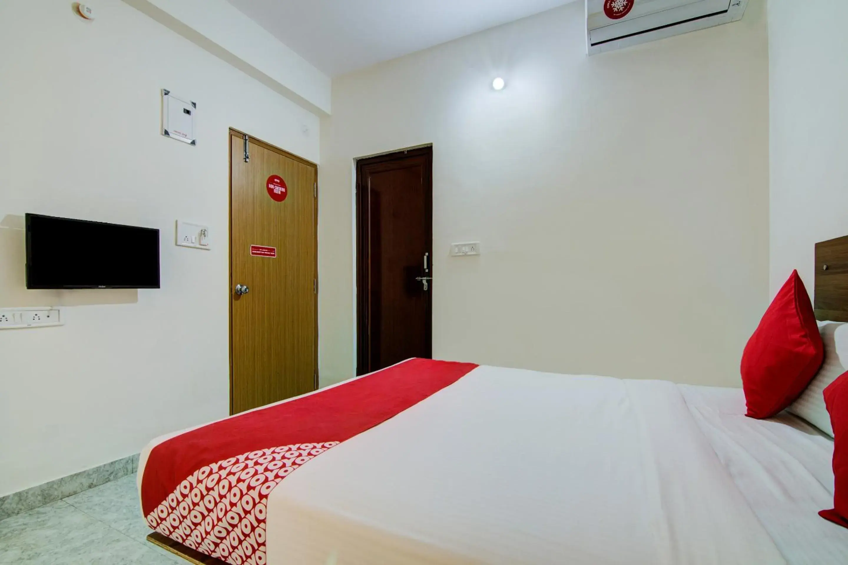 Bedroom, Bed in Super Hotel O Varcity Comforts Near St. John Medical College Bedroom, Bed in Super Hotel O Varcity Comforts Near St. John Medical College
