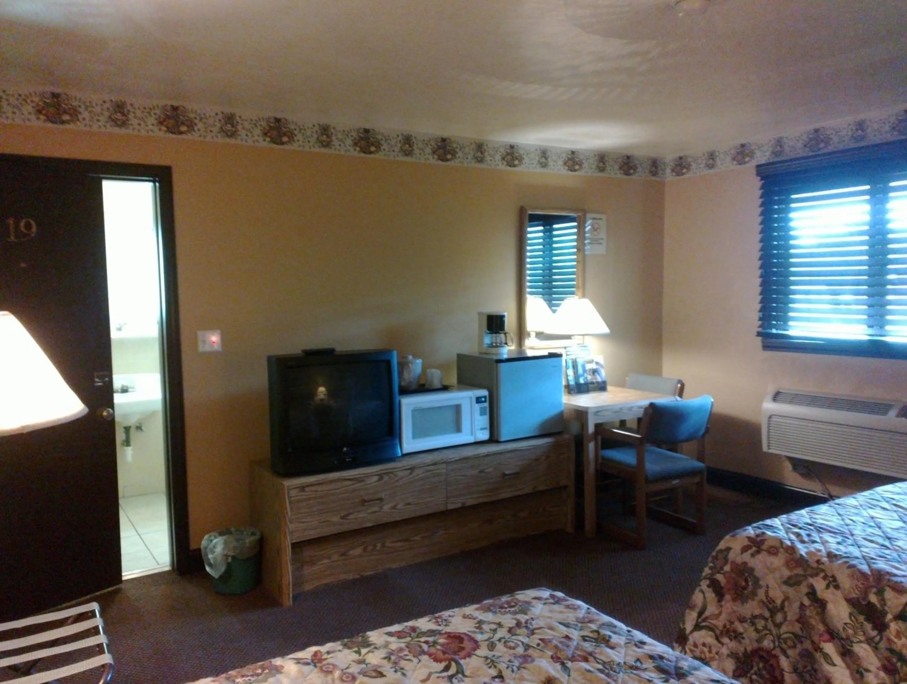 Colonial Inn Mercer-Grove City