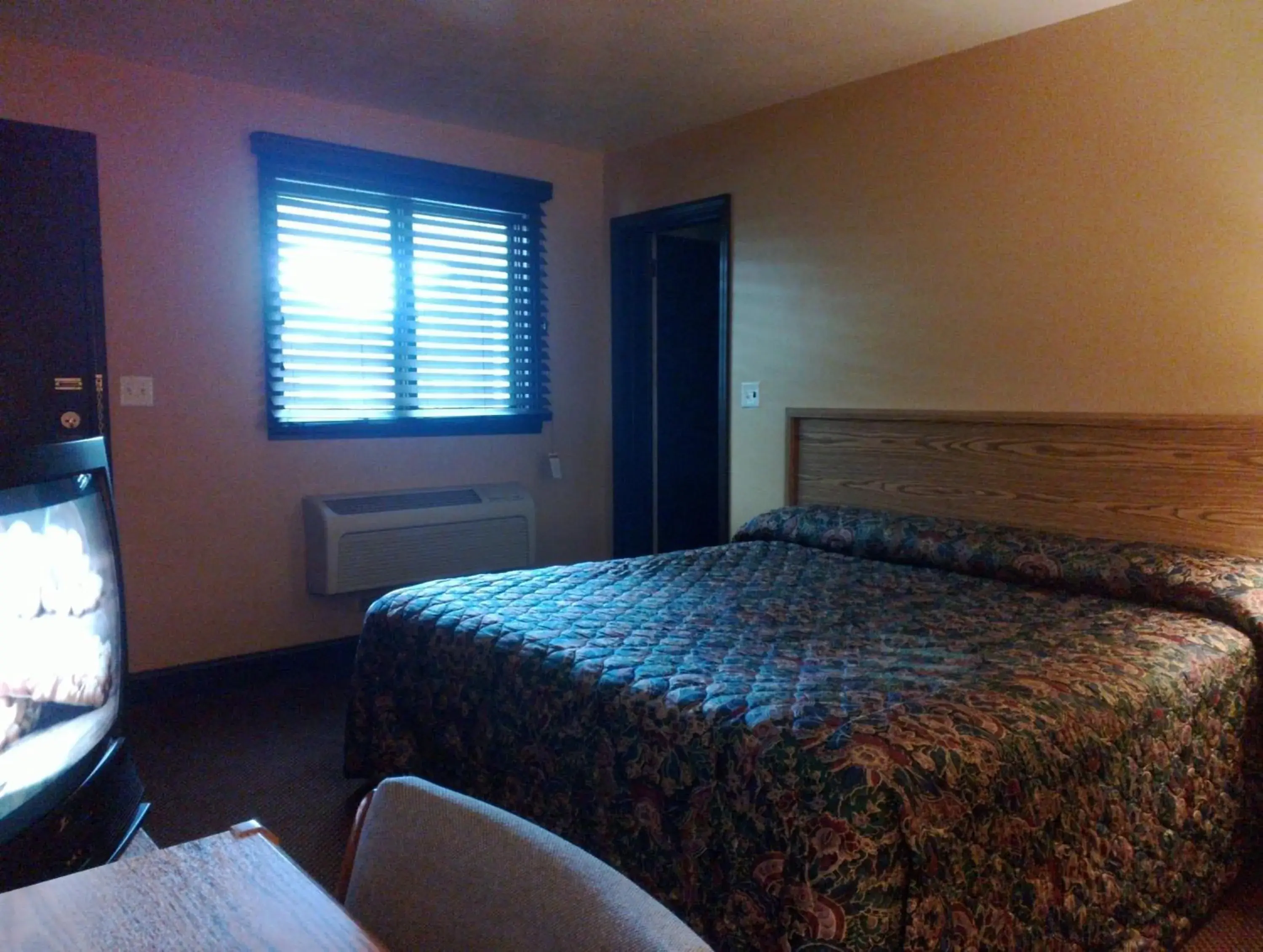 Standard King Room - Non-Smoking in Colonial Inn Mercer-Grove City Standard King Room - Non-Smoking in Colonial Inn Mercer-Grove City