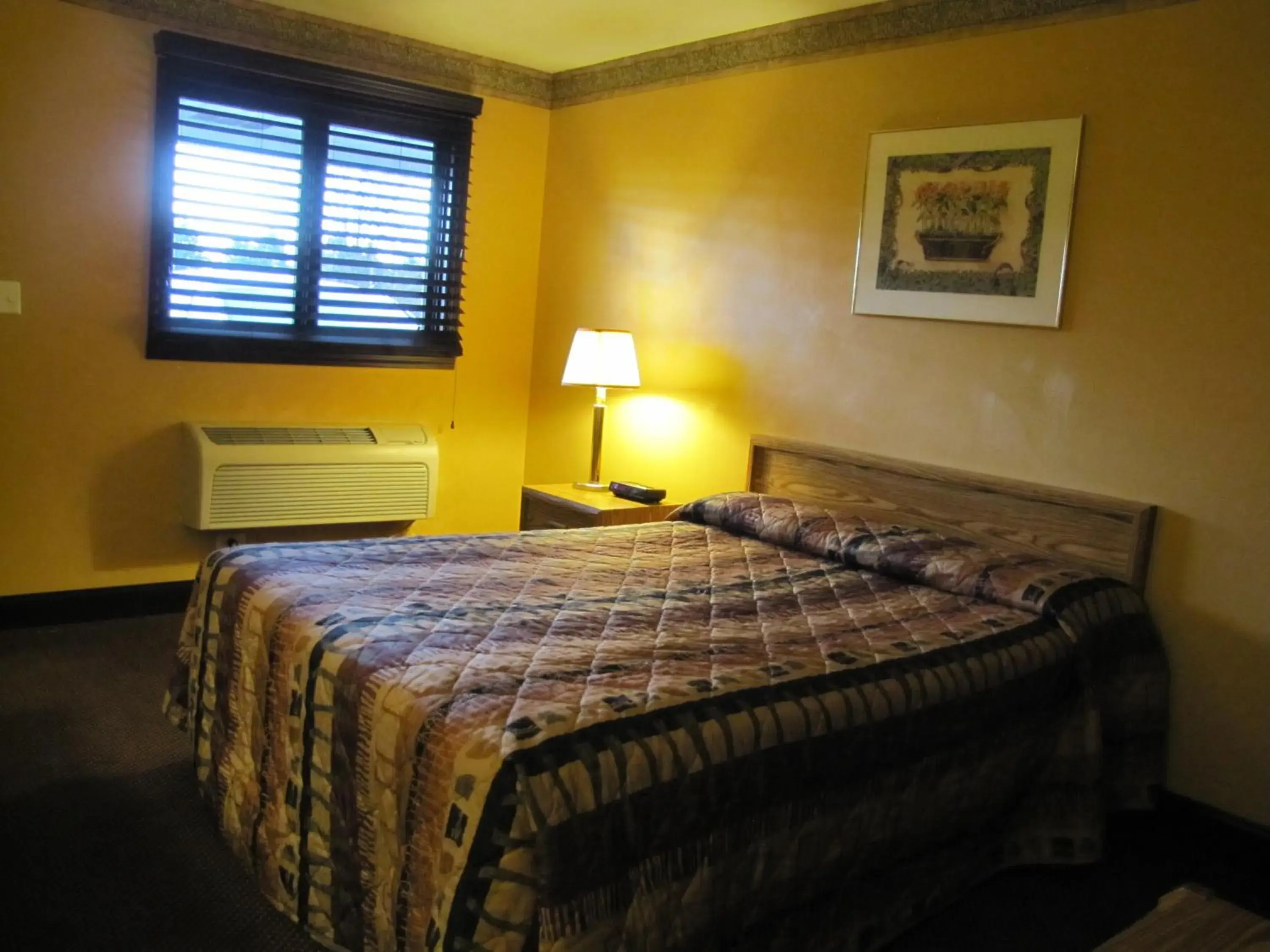 Bed in Colonial Inn Mercer-Grove City