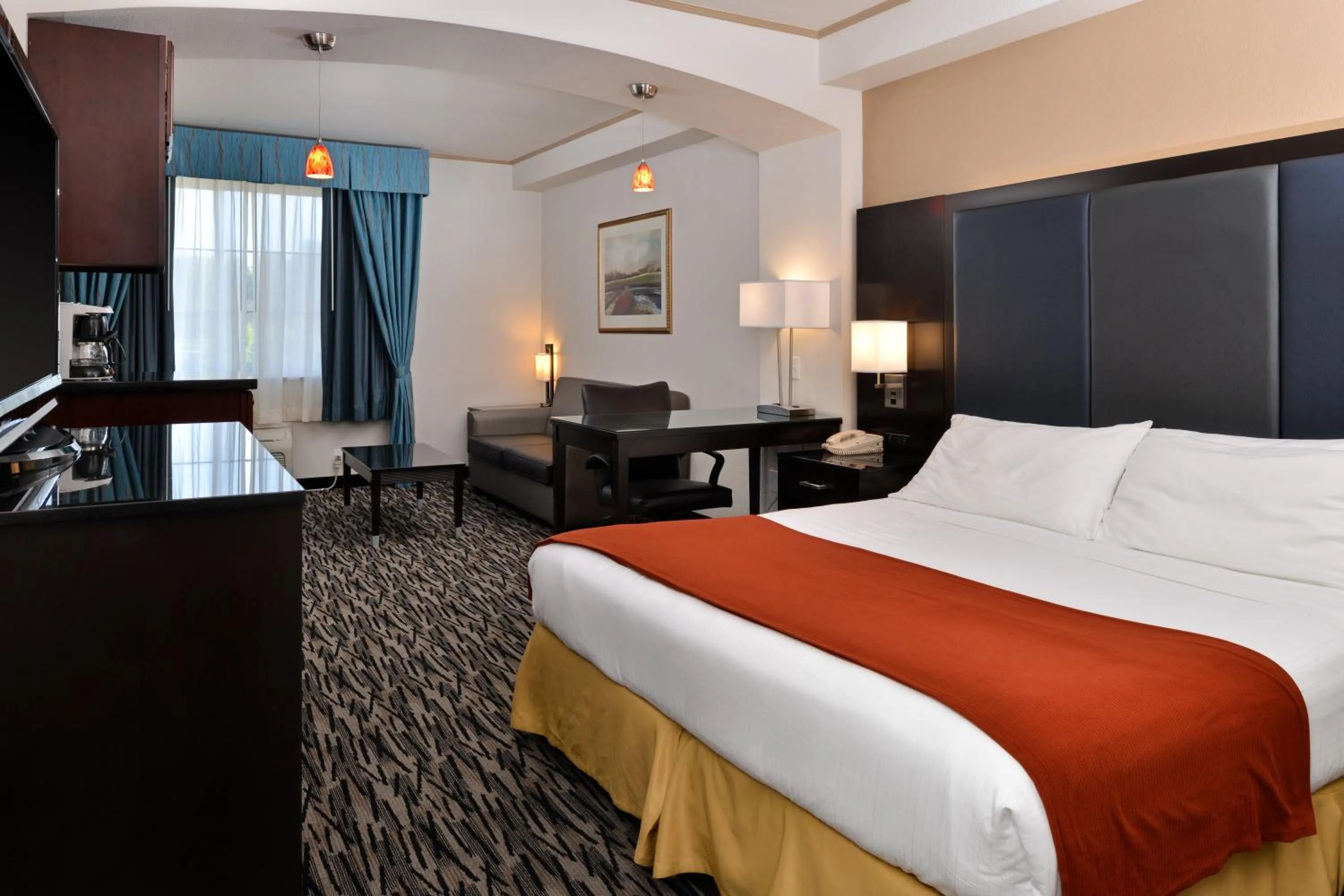 Photo of the whole room, Bed in Holiday Inn Express & Suites Tacoma South - Lakewood by IHG