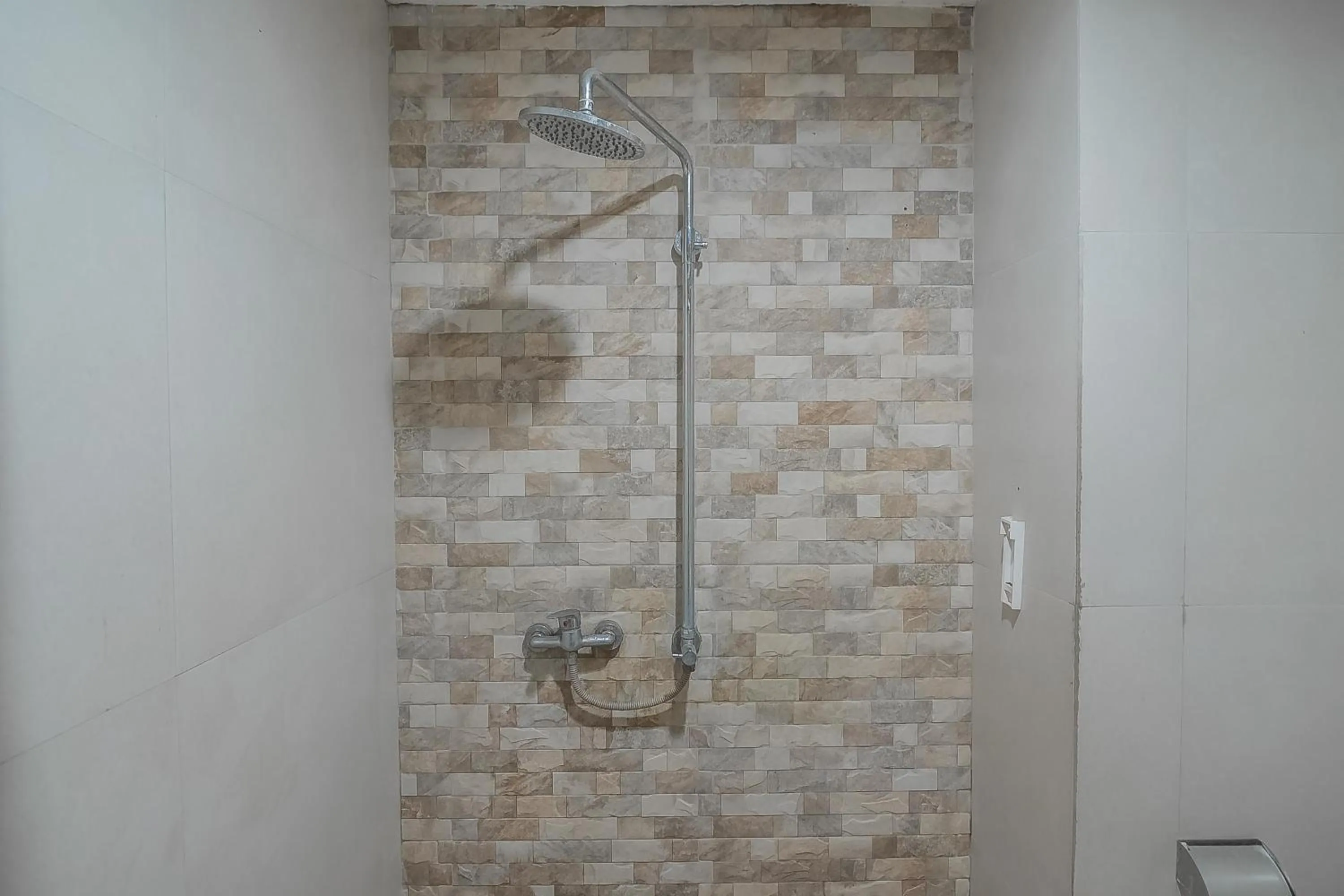 Bathroom in RedDoorz At Hotel Arimbi Dewi Sartika Baru