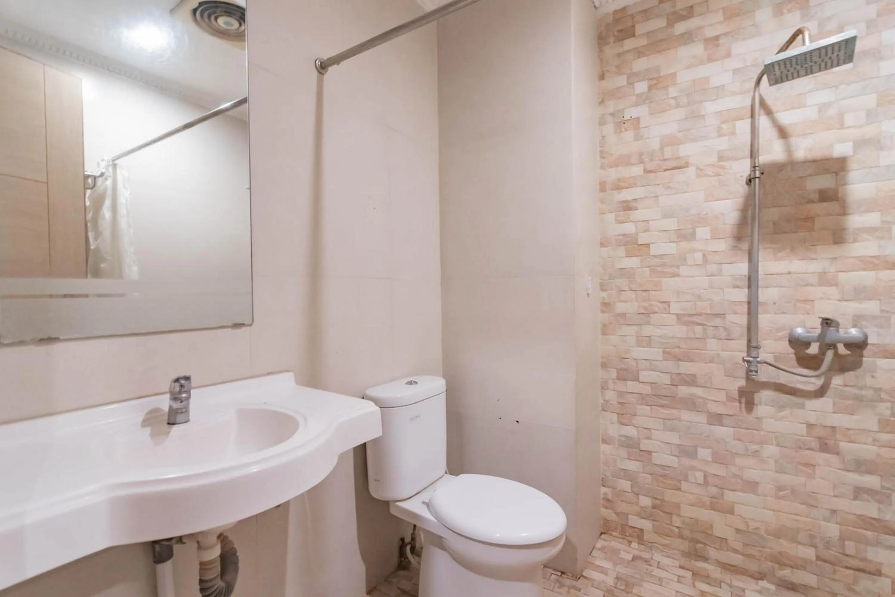 Bathroom in RedDoorz At Hotel Arimbi Dewi Sartika Baru