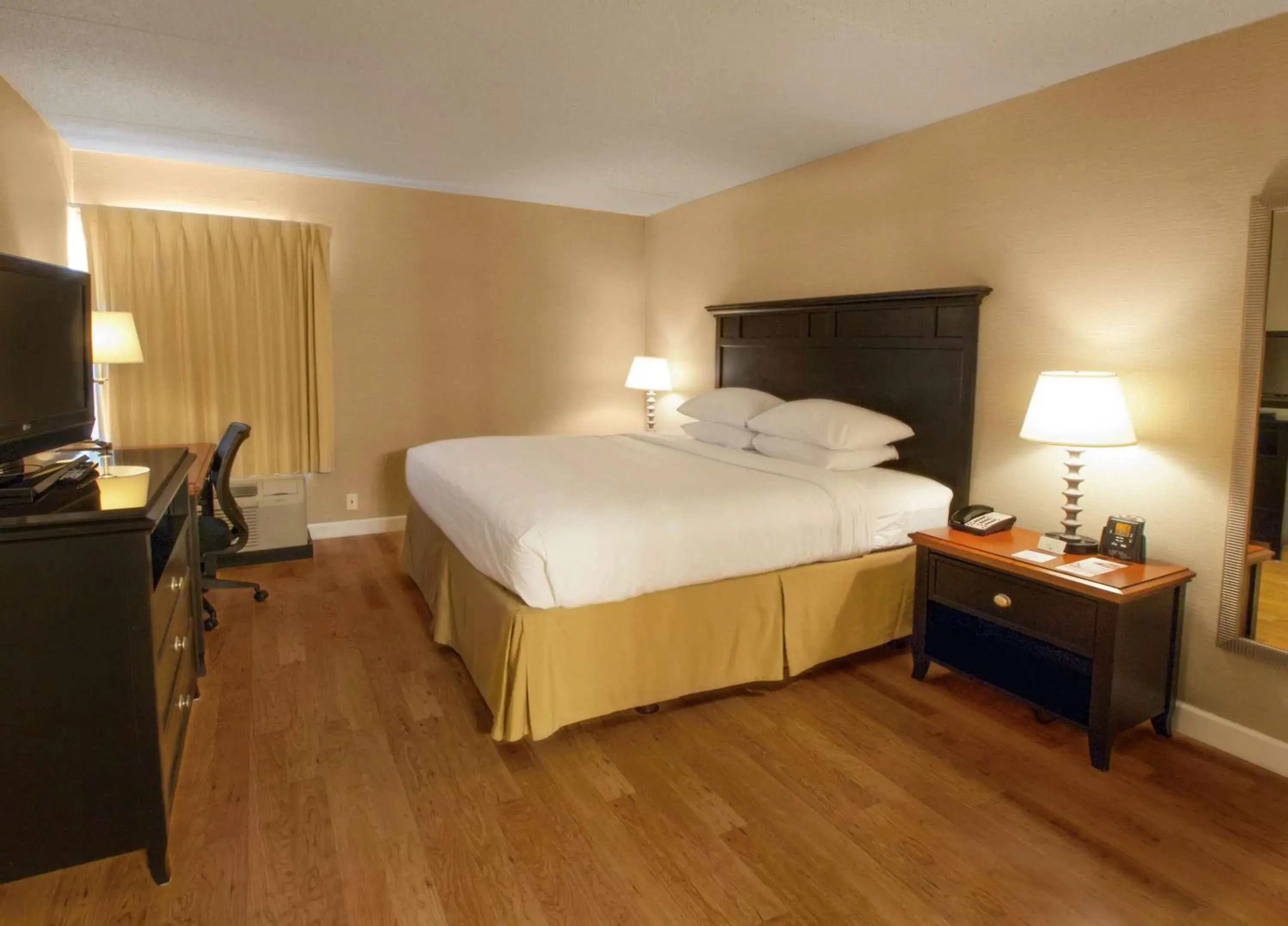 Bedroom, Bed in DoubleTree by Hilton Buffalo-Amherst Bedroom, Bed in DoubleTree by Hilton Buffalo-Amherst