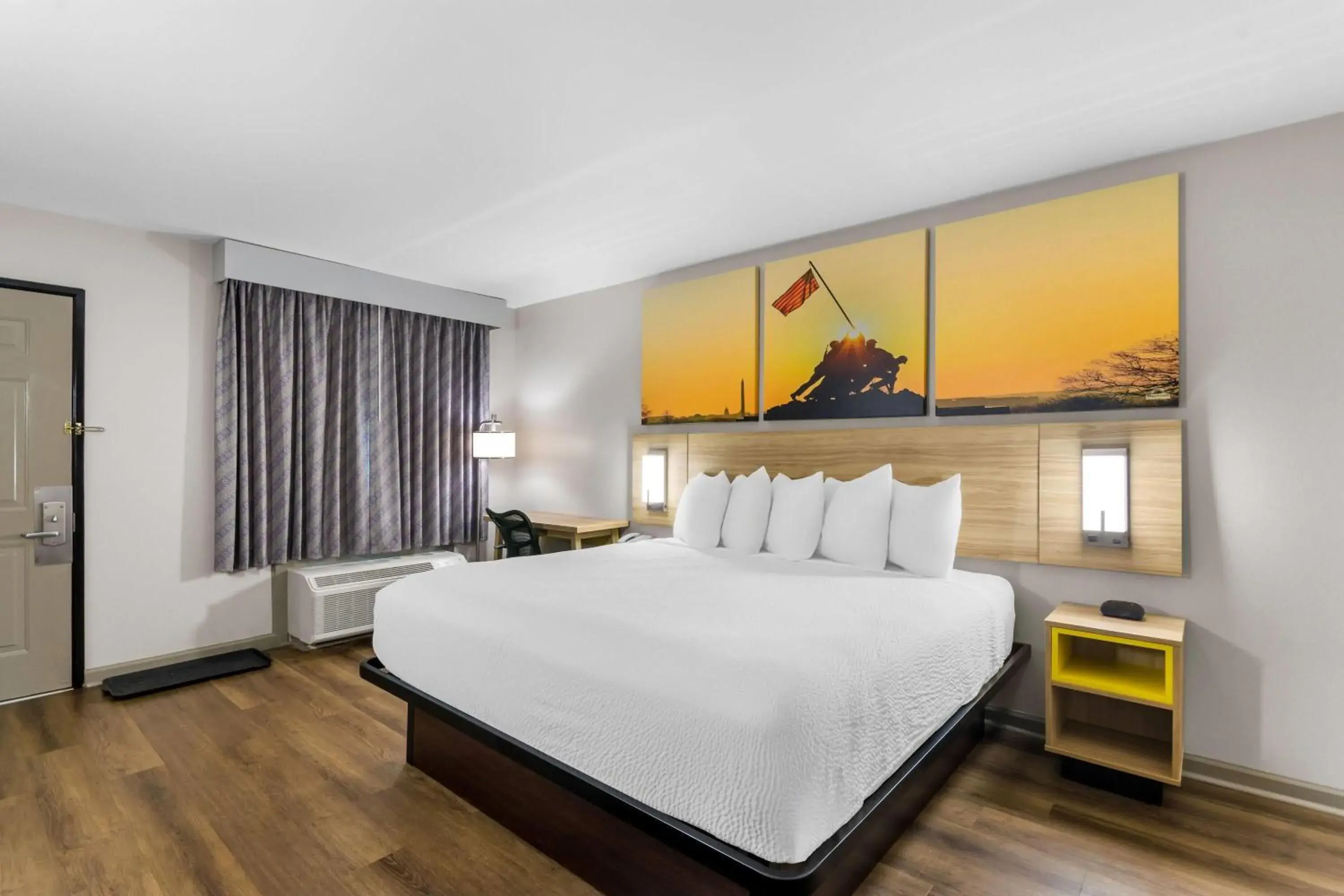 Bed in Days Inn by Wyndham Enterprise Bed in Days Inn by Wyndham Enterprise