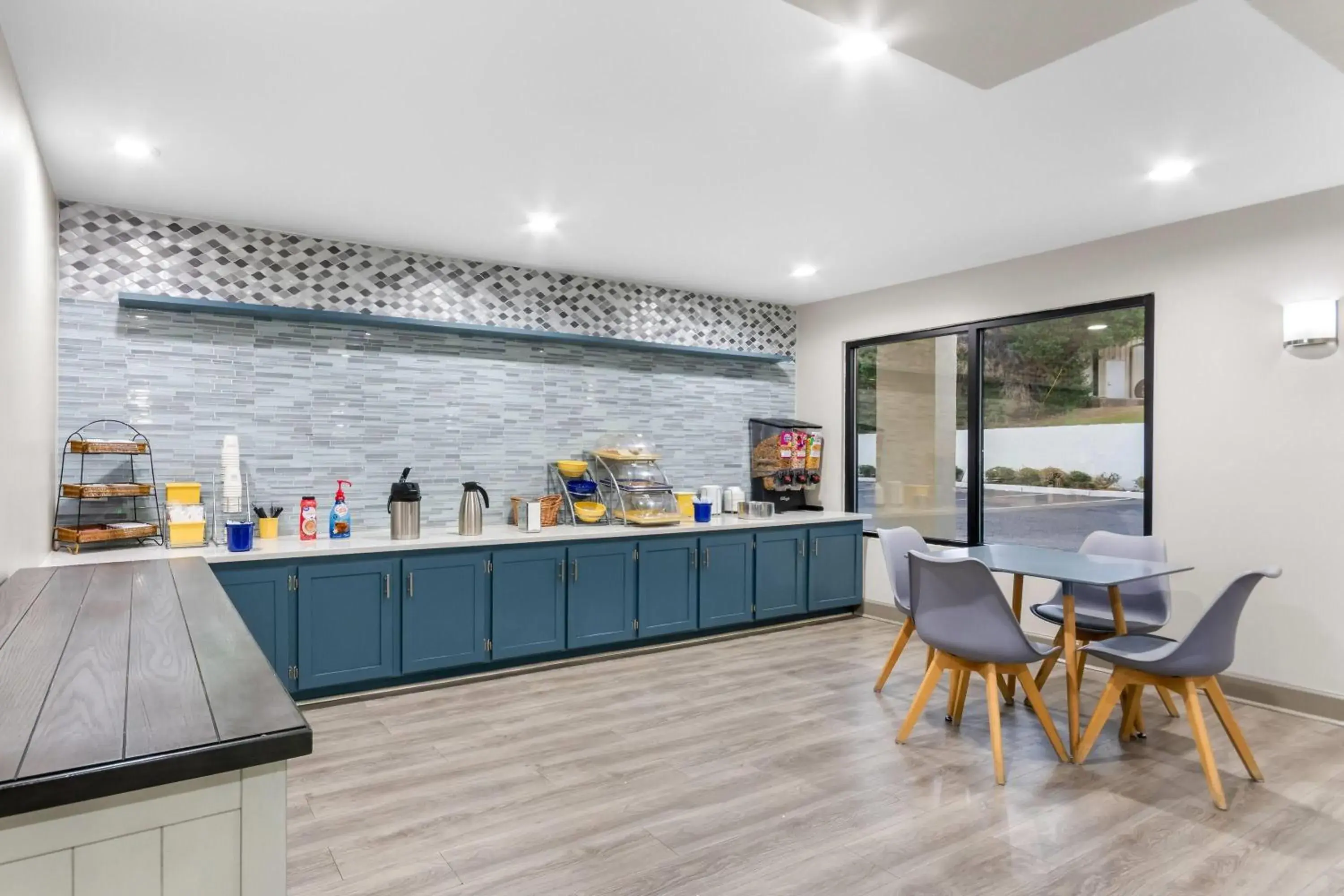 Restaurant/places to eat in Days Inn by Wyndham Enterprise Restaurant/places to eat in Days Inn by Wyndham Enterprise