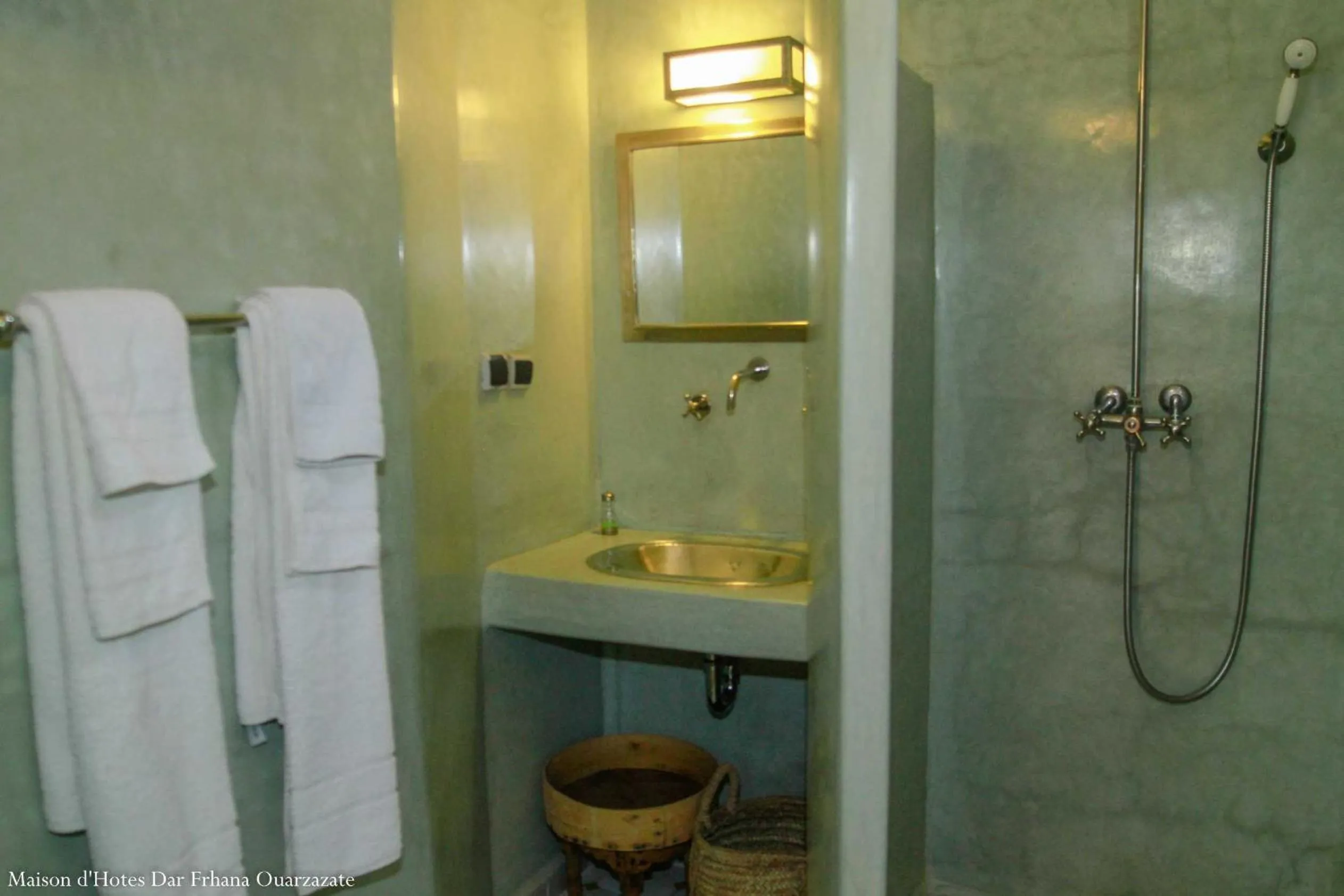 Shower in Maison d'hôtes Dar Farhana
