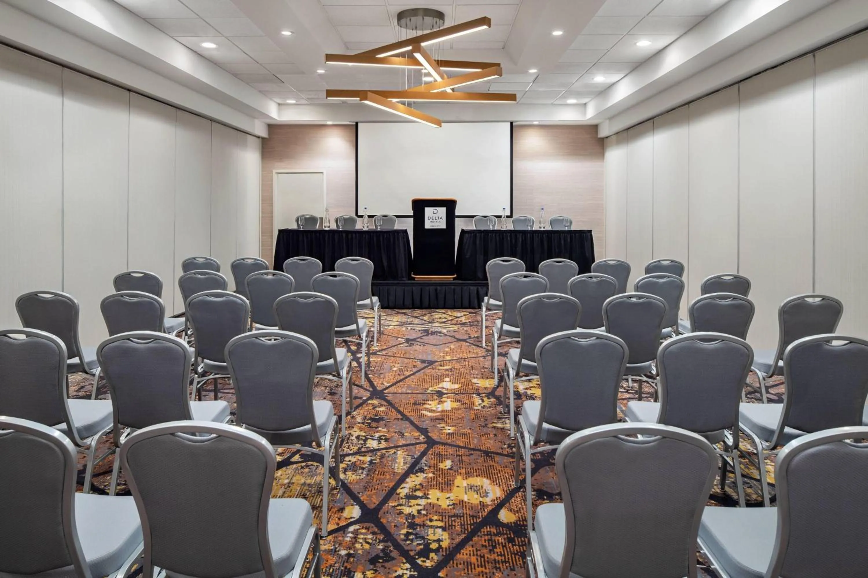 Meeting/conference room in Delta Hotels by Marriott Green Bay