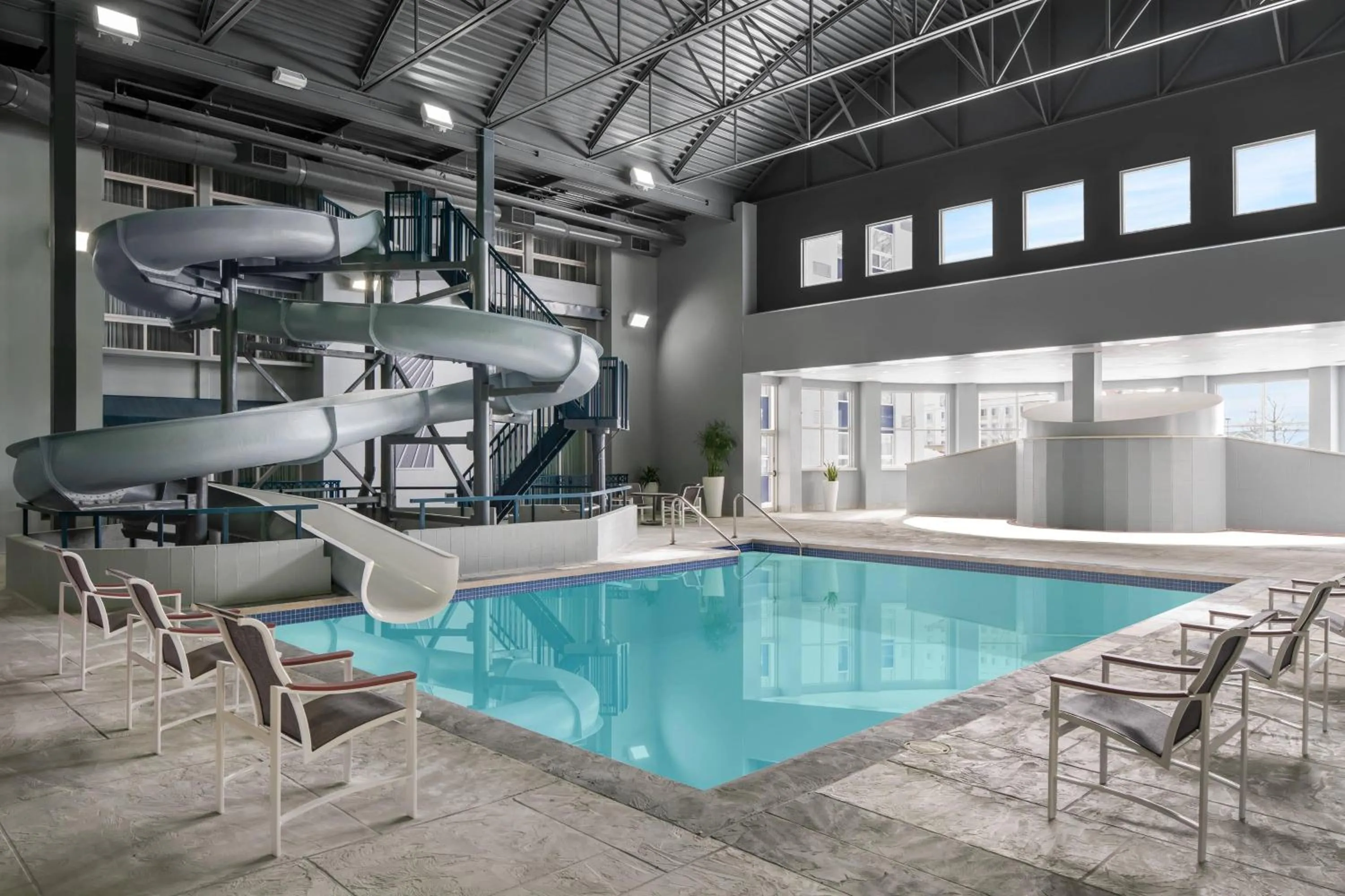Swimming pool in Delta Hotels by Marriott Green Bay