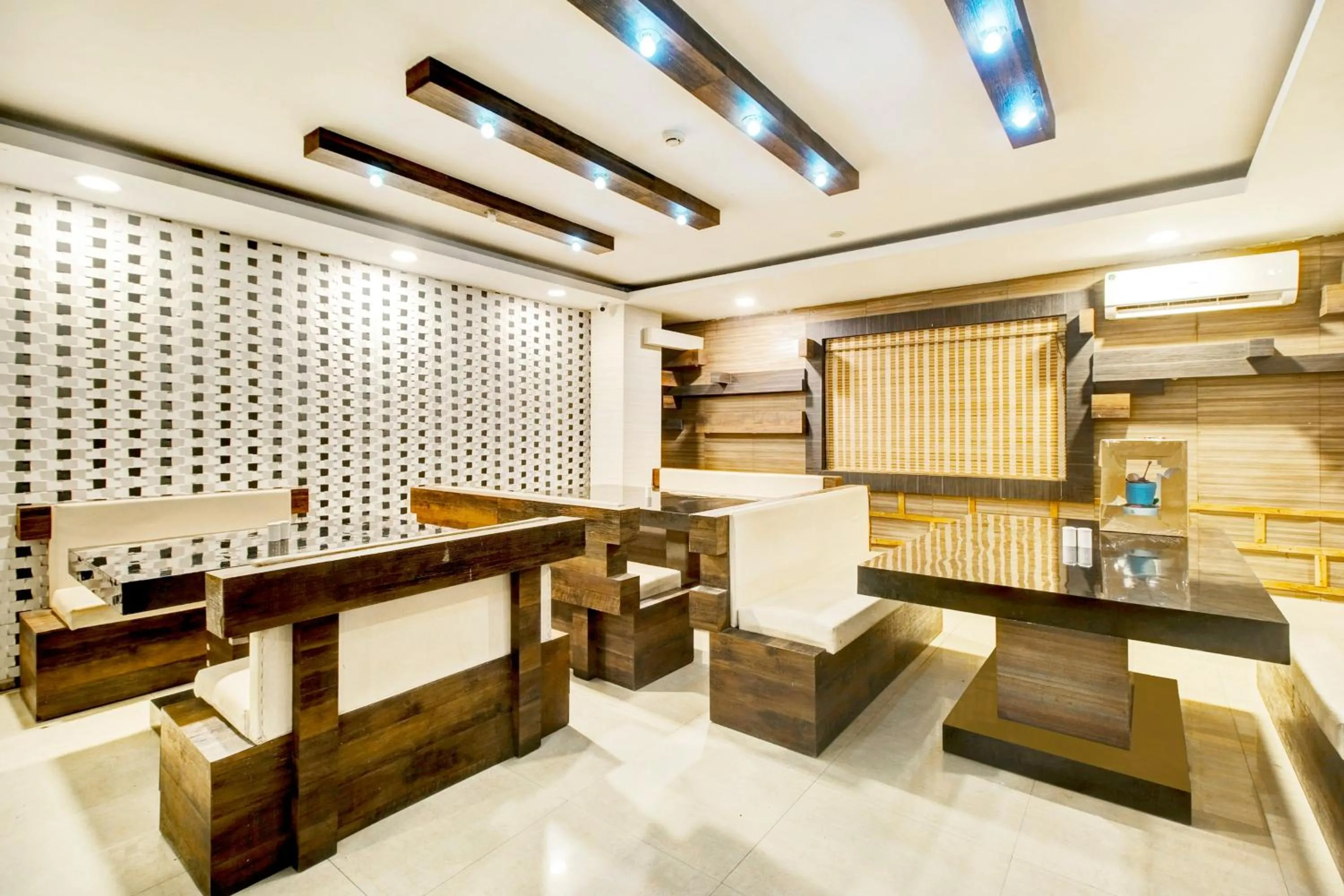 Restaurant/places to eat in Townhouse Hatigaon Near Medicity Formerly Hotel Grand Majesty