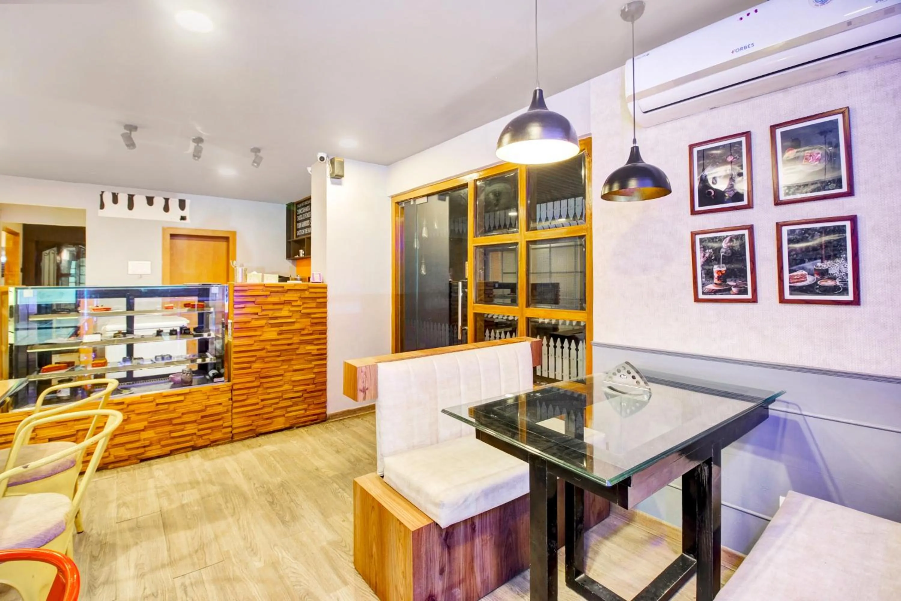 Restaurant/places to eat in Townhouse Hatigaon Near Medicity Formerly Hotel Grand Majesty