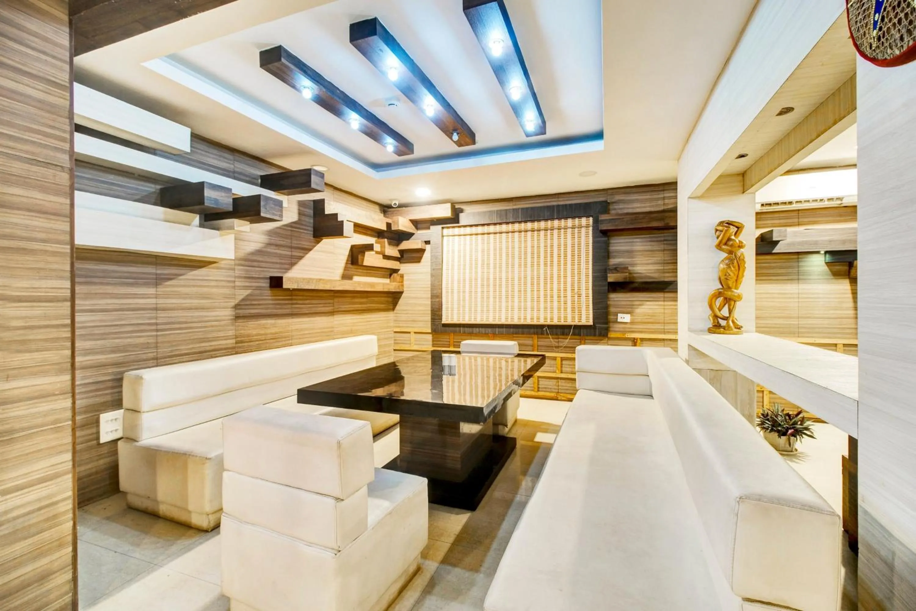 Restaurant/places to eat in Townhouse Hatigaon Near Medicity Formerly Hotel Grand Majesty