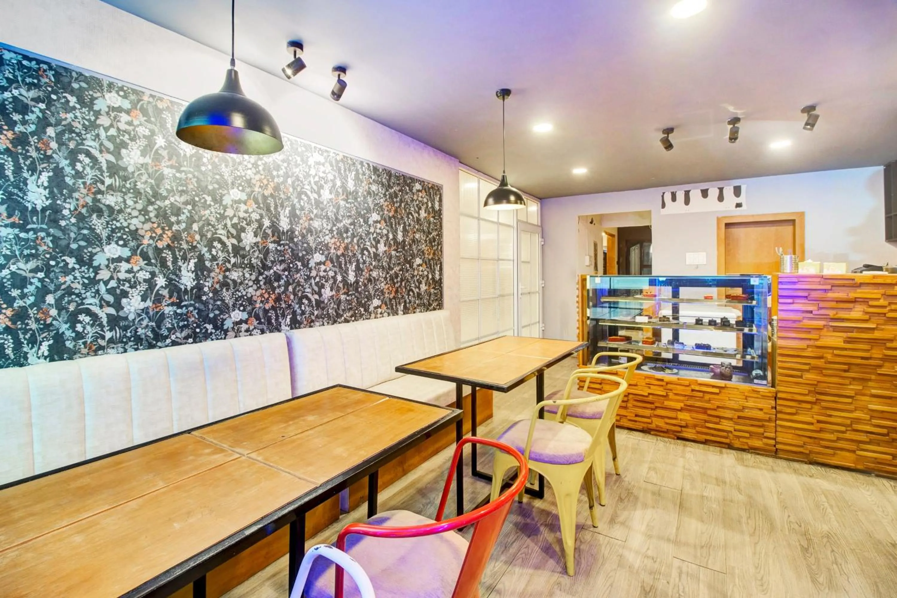 Restaurant/places to eat in Townhouse Hatigaon Near Medicity Formerly Hotel Grand Majesty