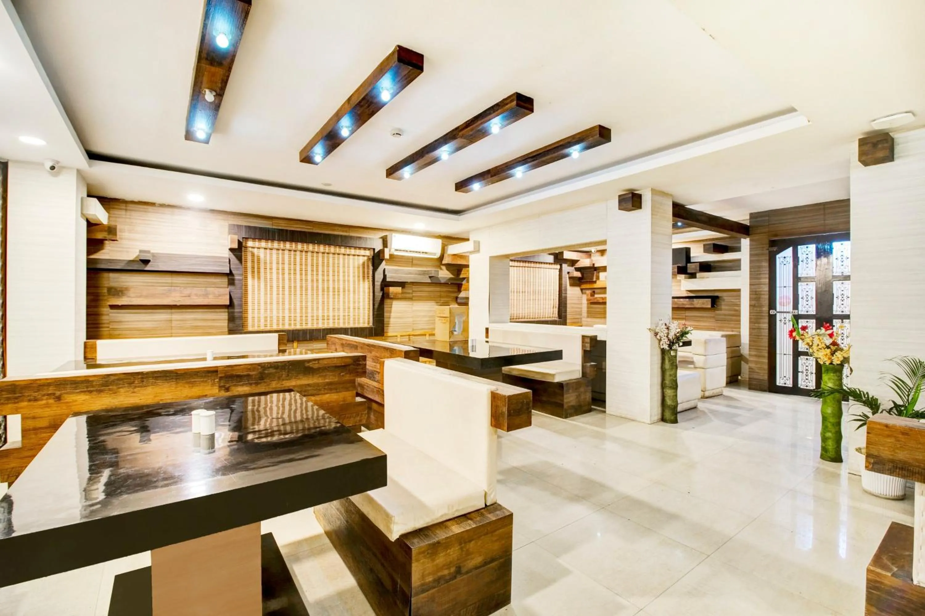 Restaurant/places to eat in Townhouse Hatigaon Near Medicity Formerly Hotel Grand Majesty