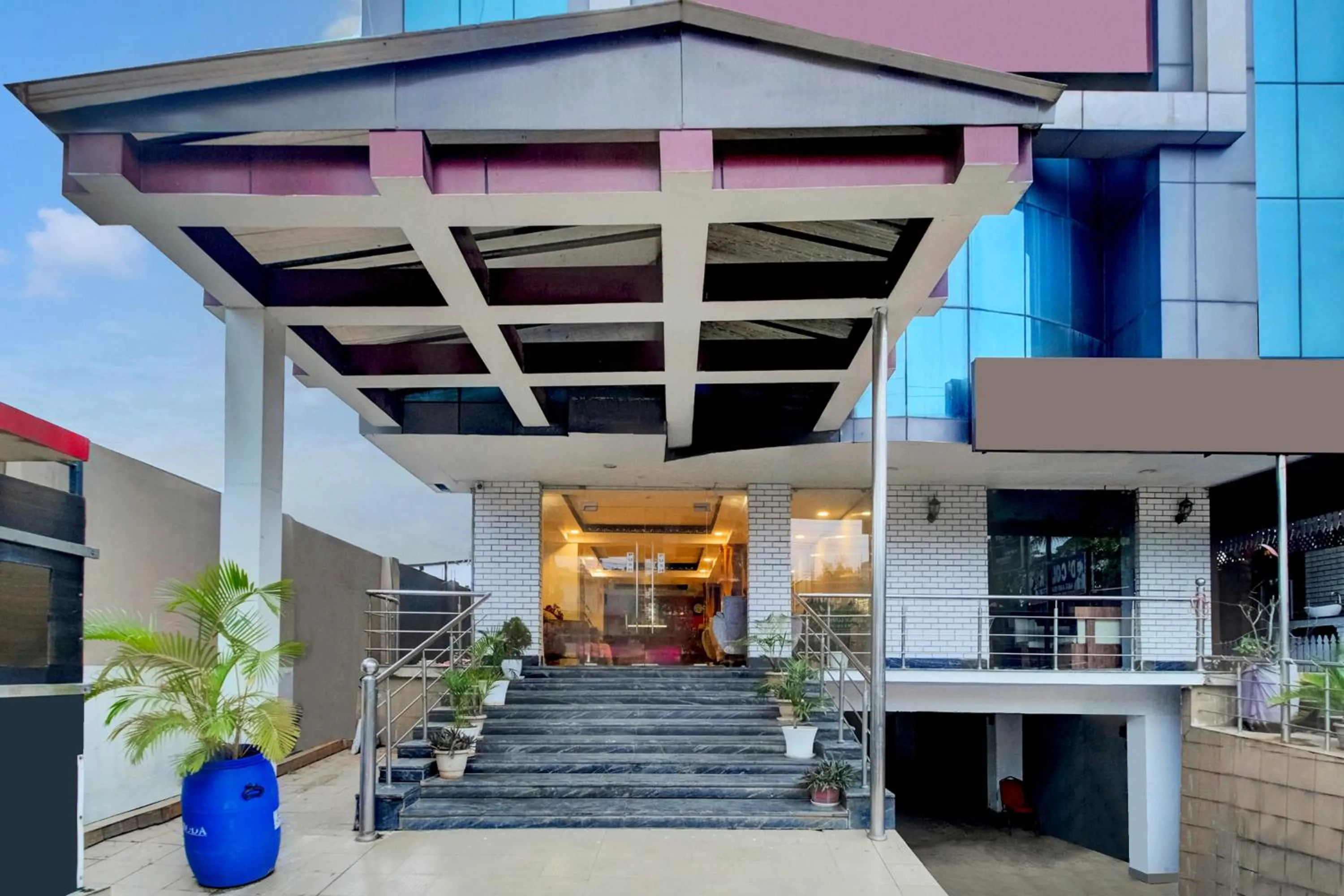 Facade/entrance in Townhouse Hatigaon Near Medicity Formerly Hotel Grand Majesty