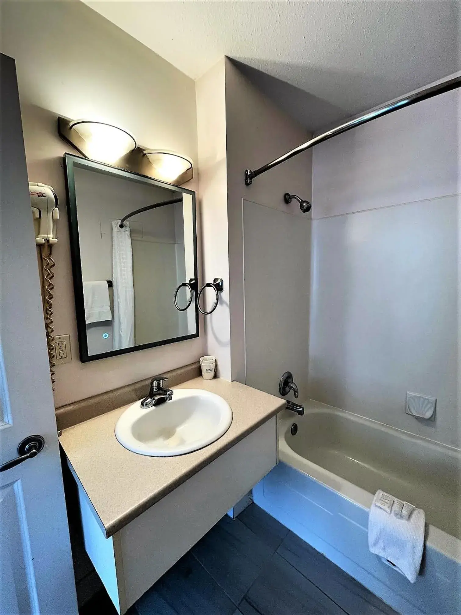 Super 8 by Wyndham Lake Country/Winfield Area Super 8 by Wyndham Lake Country/Winfield Area