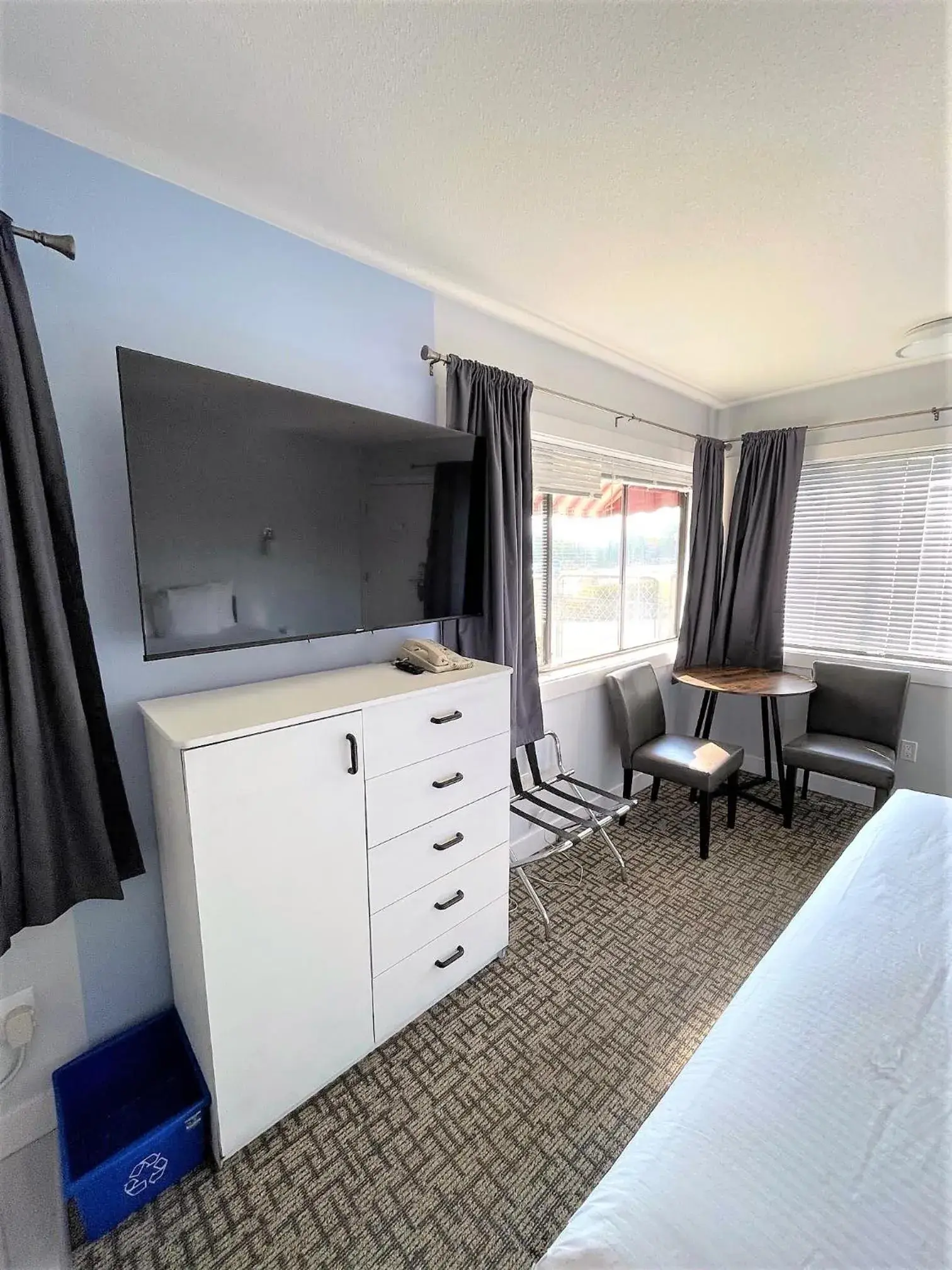 Bed in Super 8 by Wyndham Lake Country/Winfield Area Bed in Super 8 by Wyndham Lake Country/Winfield Area