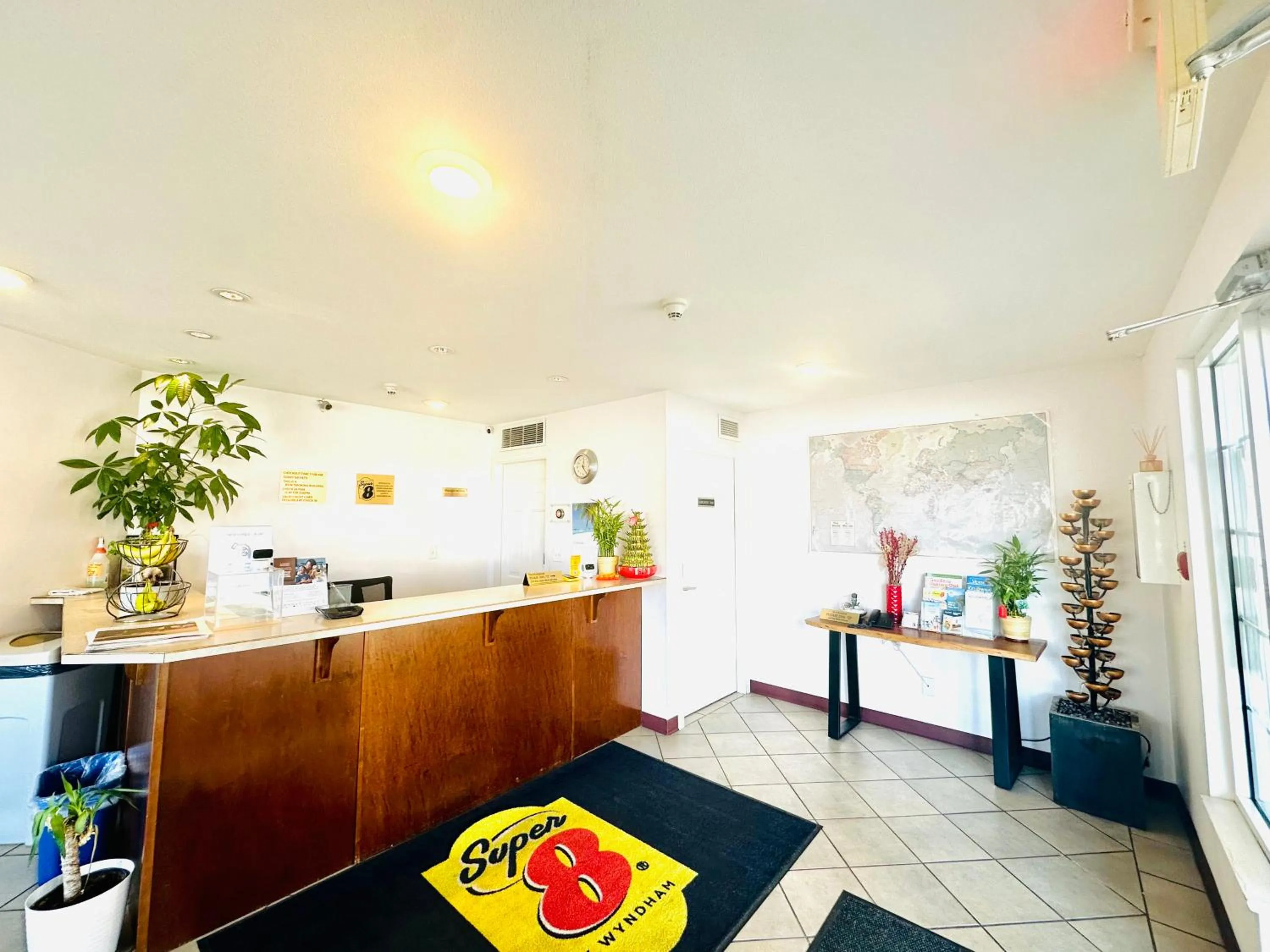 Lobby or reception in Super 8 by Wyndham Lake Country/Winfield Area