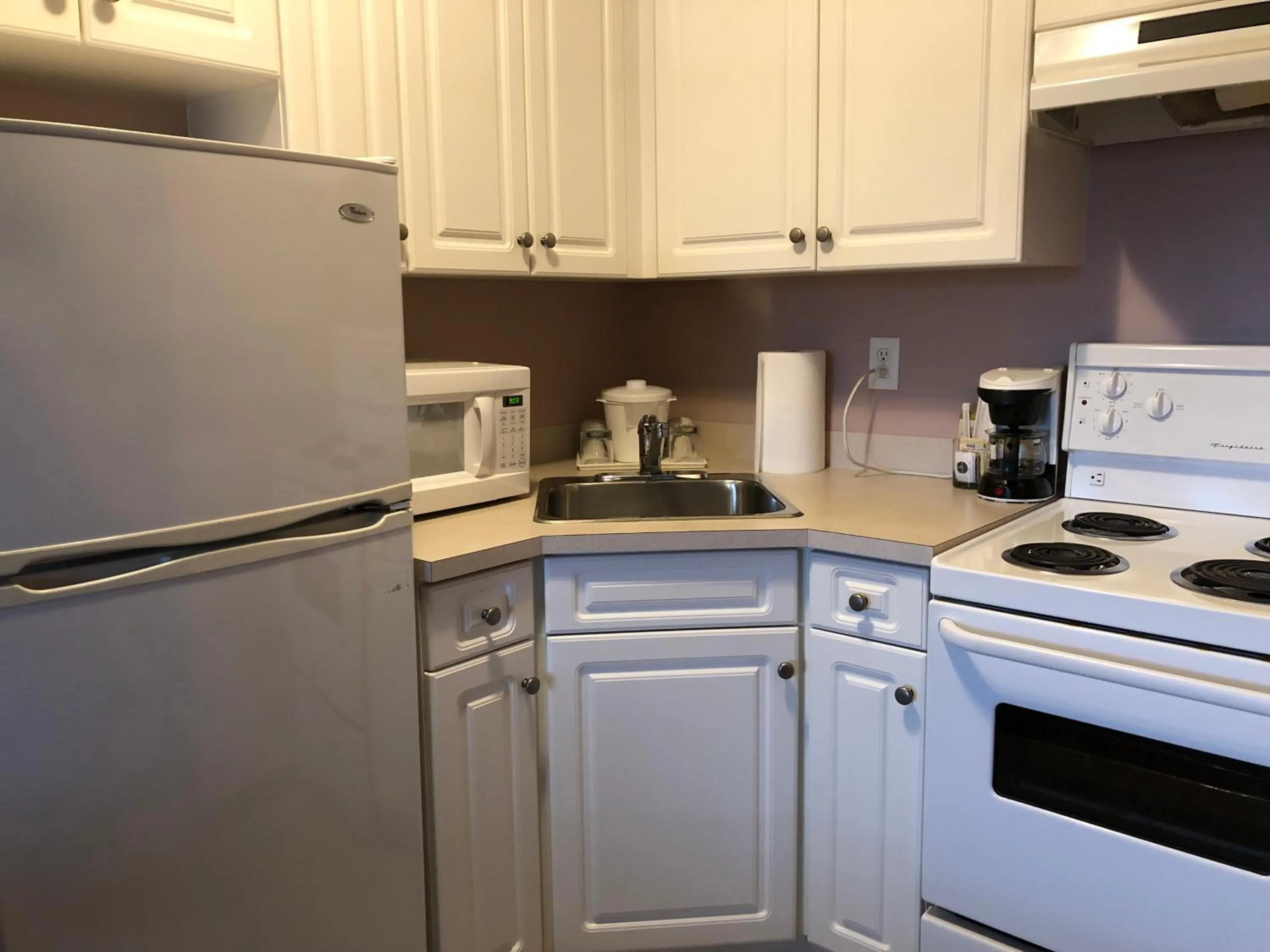 Super 8 by Wyndham Lake Country/Winfield Area