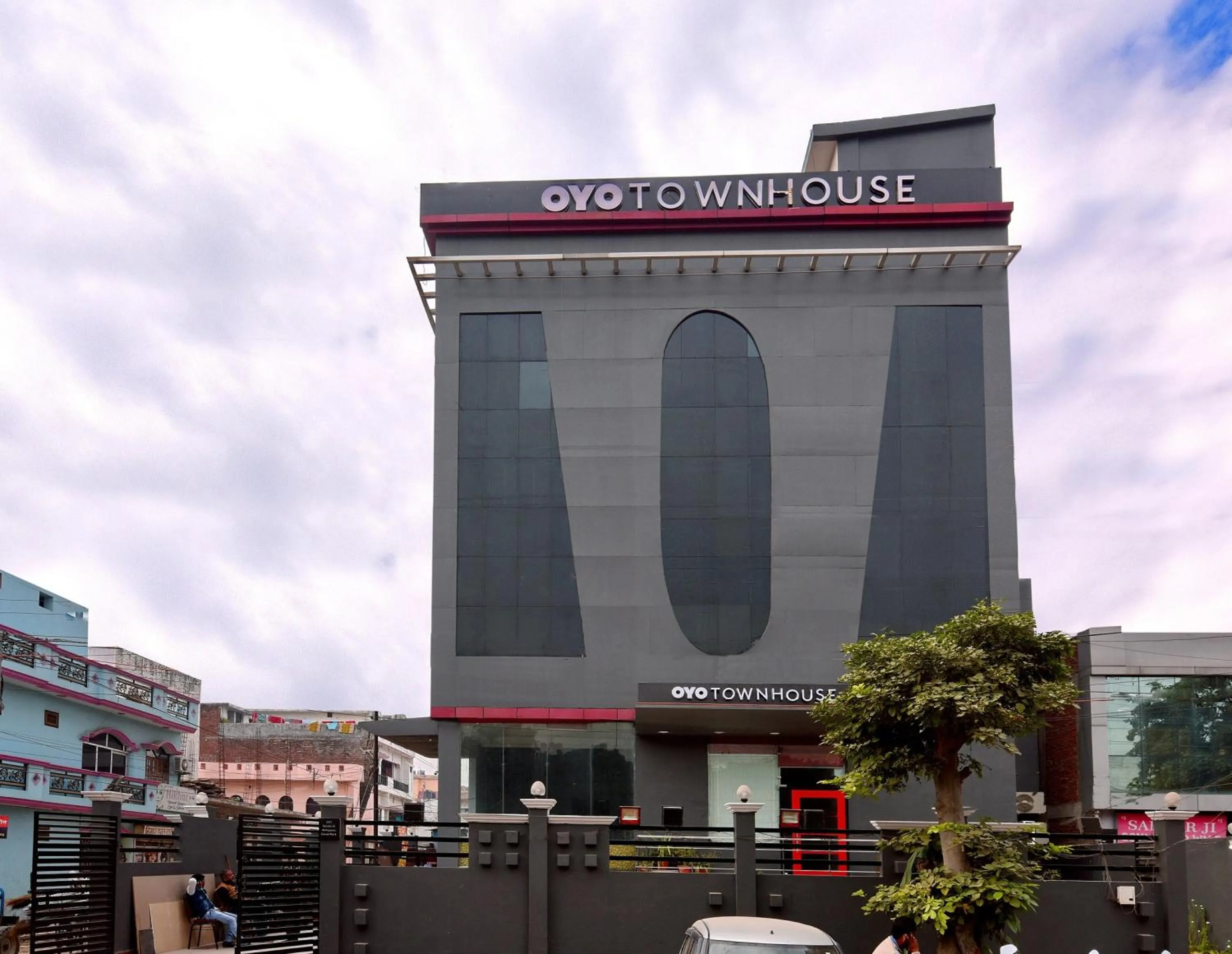 Facade/entrance in Super Townhouse Function Inn Near Chaudhary Charan Singh International Airport