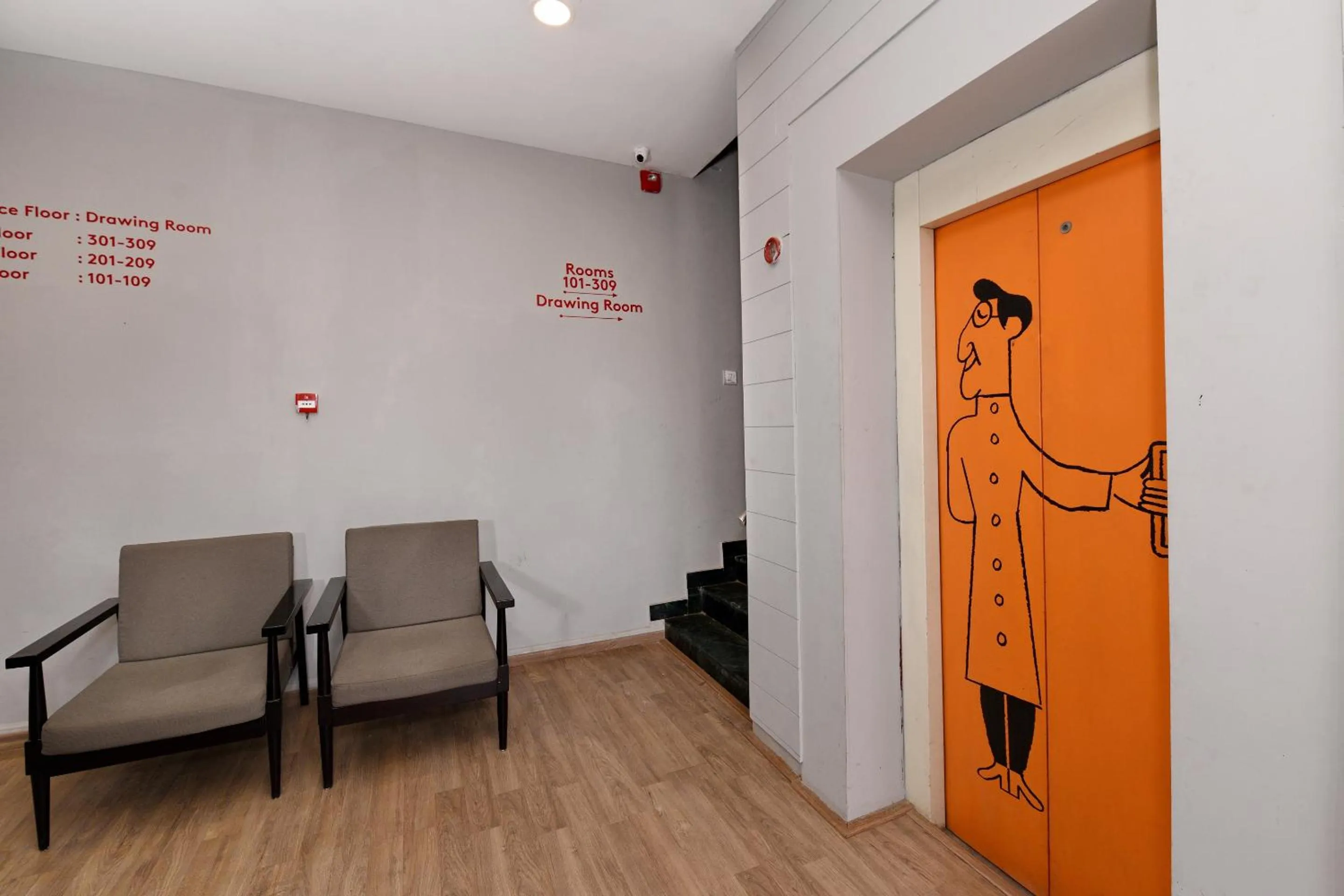 Lobby or reception in Super Townhouse Function Inn Near Chaudhary Charan Singh International Airport