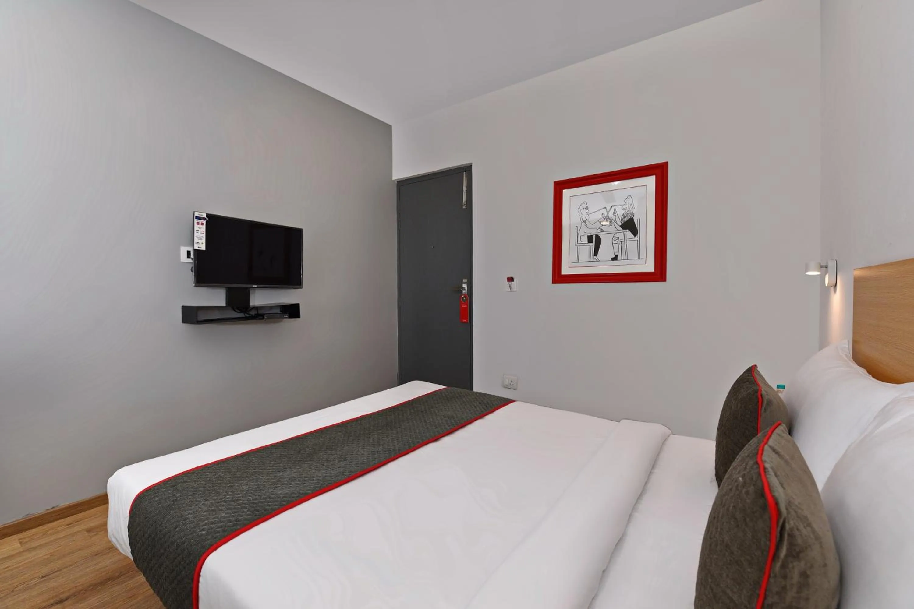 Bedroom in Super Townhouse Function Inn Near Chaudhary Charan Singh International Airport