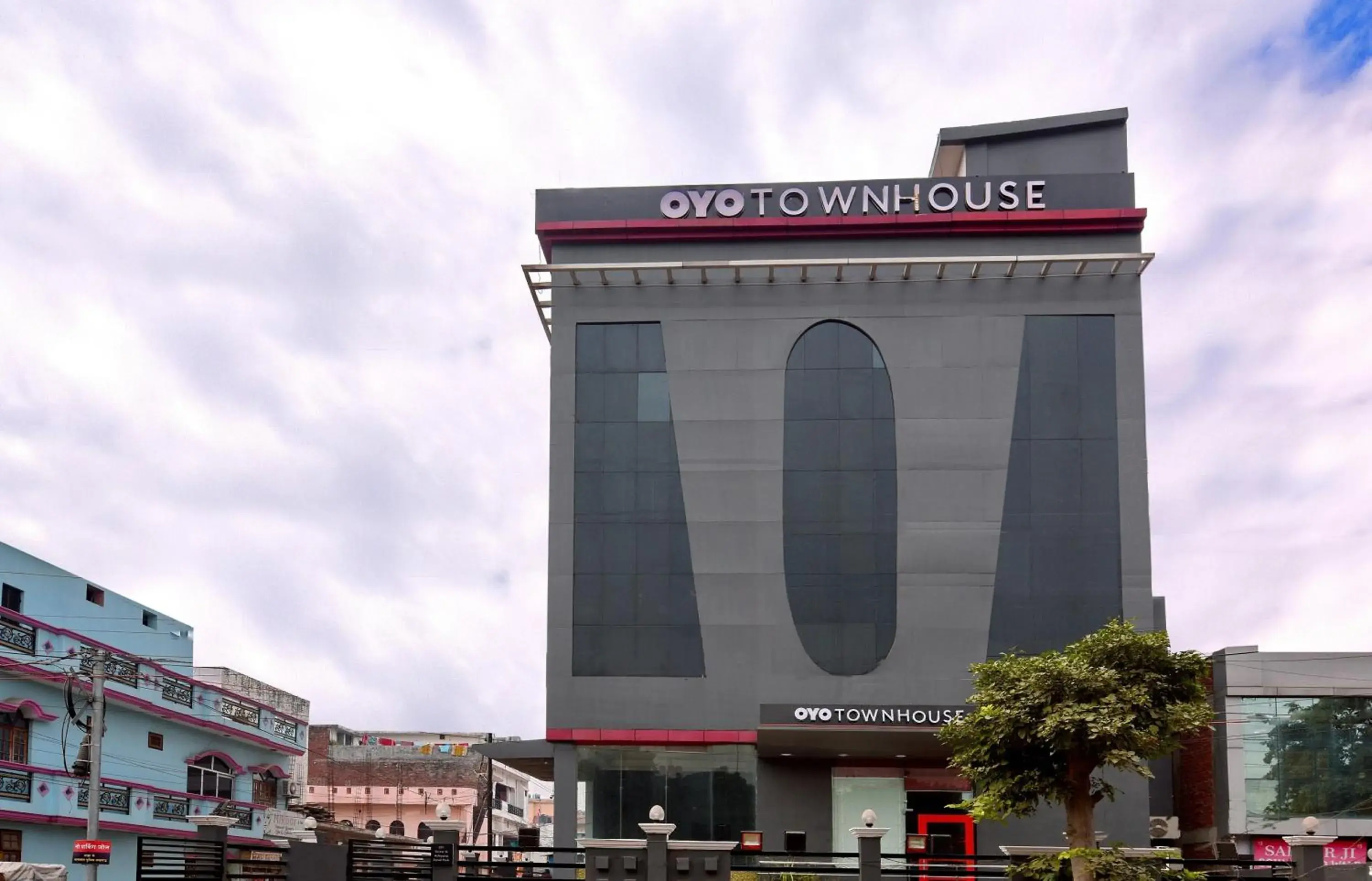 Facade/entrance in Super Townhouse Function Inn Near Chaudhary Charan Singh International Airport Facade/entrance in Super Townhouse Function Inn Near Chaudhary Charan Singh International Airport