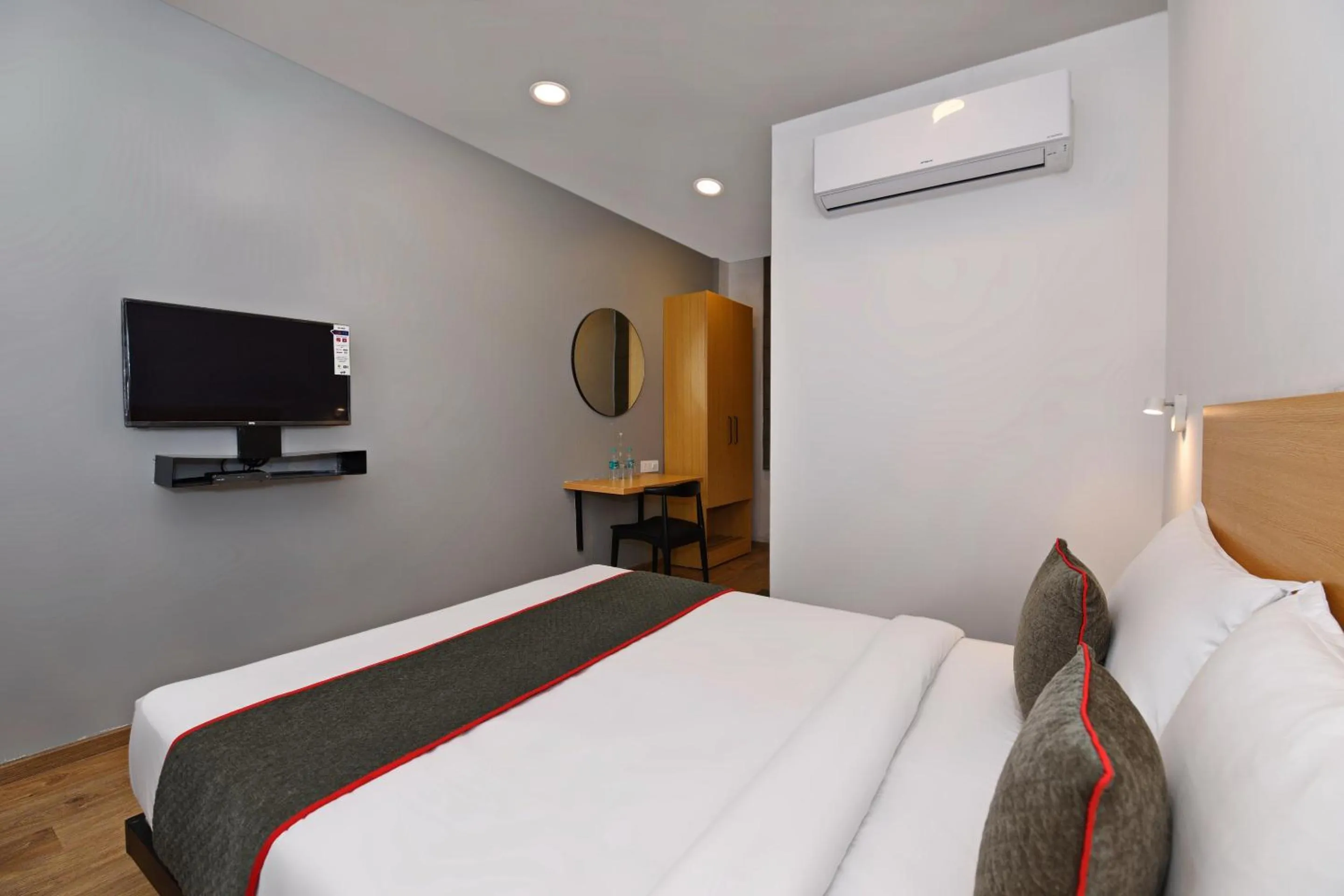 Bedroom in Super Townhouse Function Inn Near Chaudhary Charan Singh International Airport