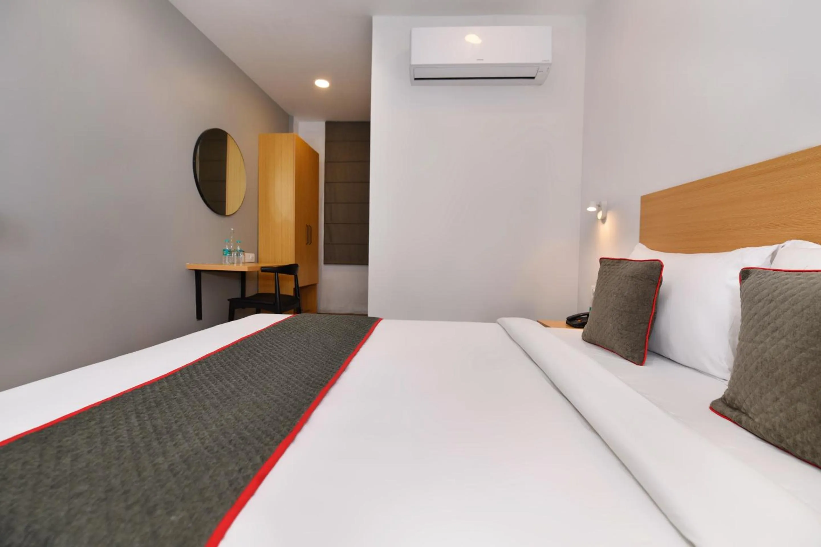 Bedroom in Super Townhouse Function Inn Near Chaudhary Charan Singh International Airport