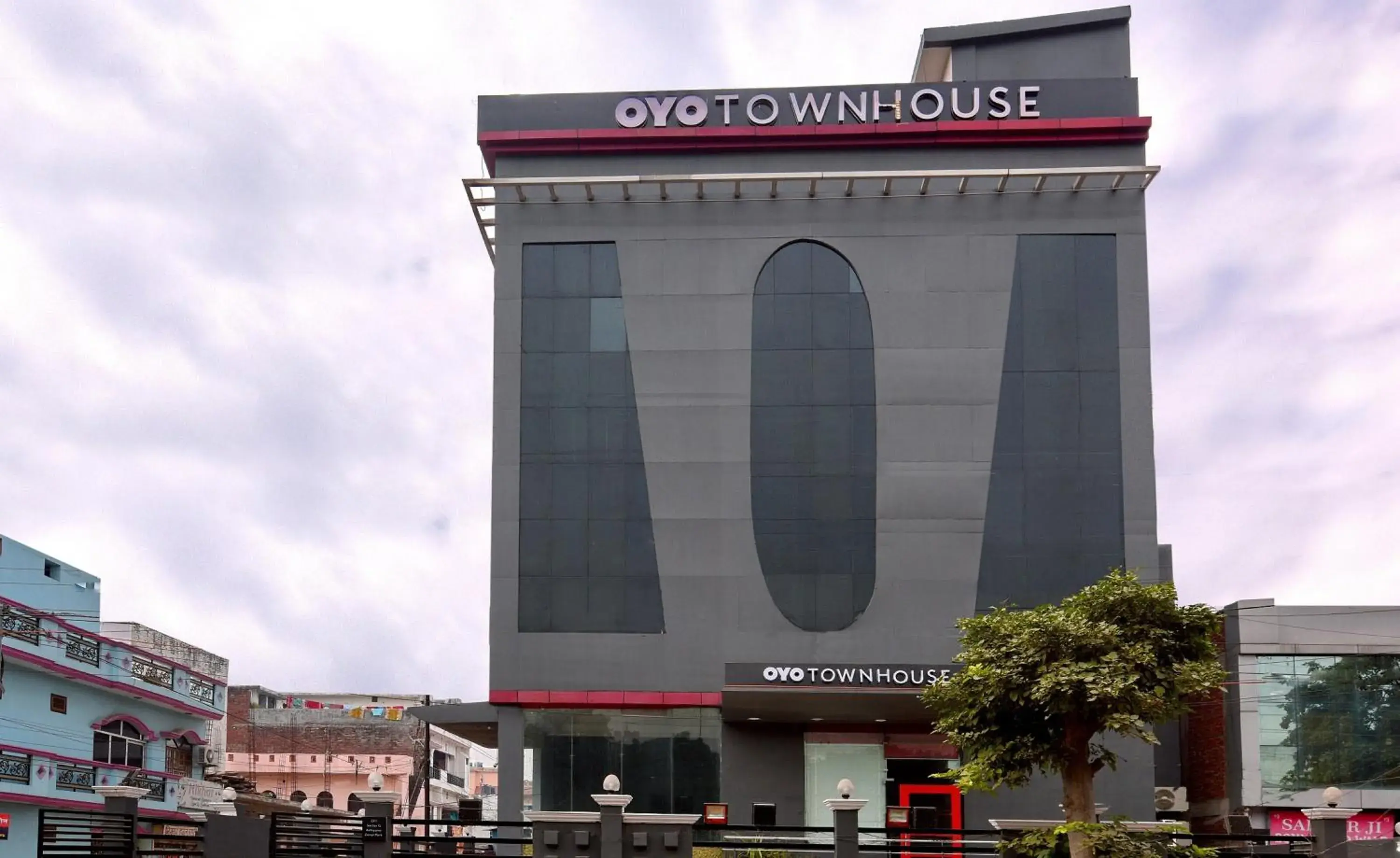 Facade/entrance in Super Townhouse Function Inn Near Chaudhary Charan Singh International Airport Facade/entrance in Super Townhouse Function Inn Near Chaudhary Charan Singh International Airport