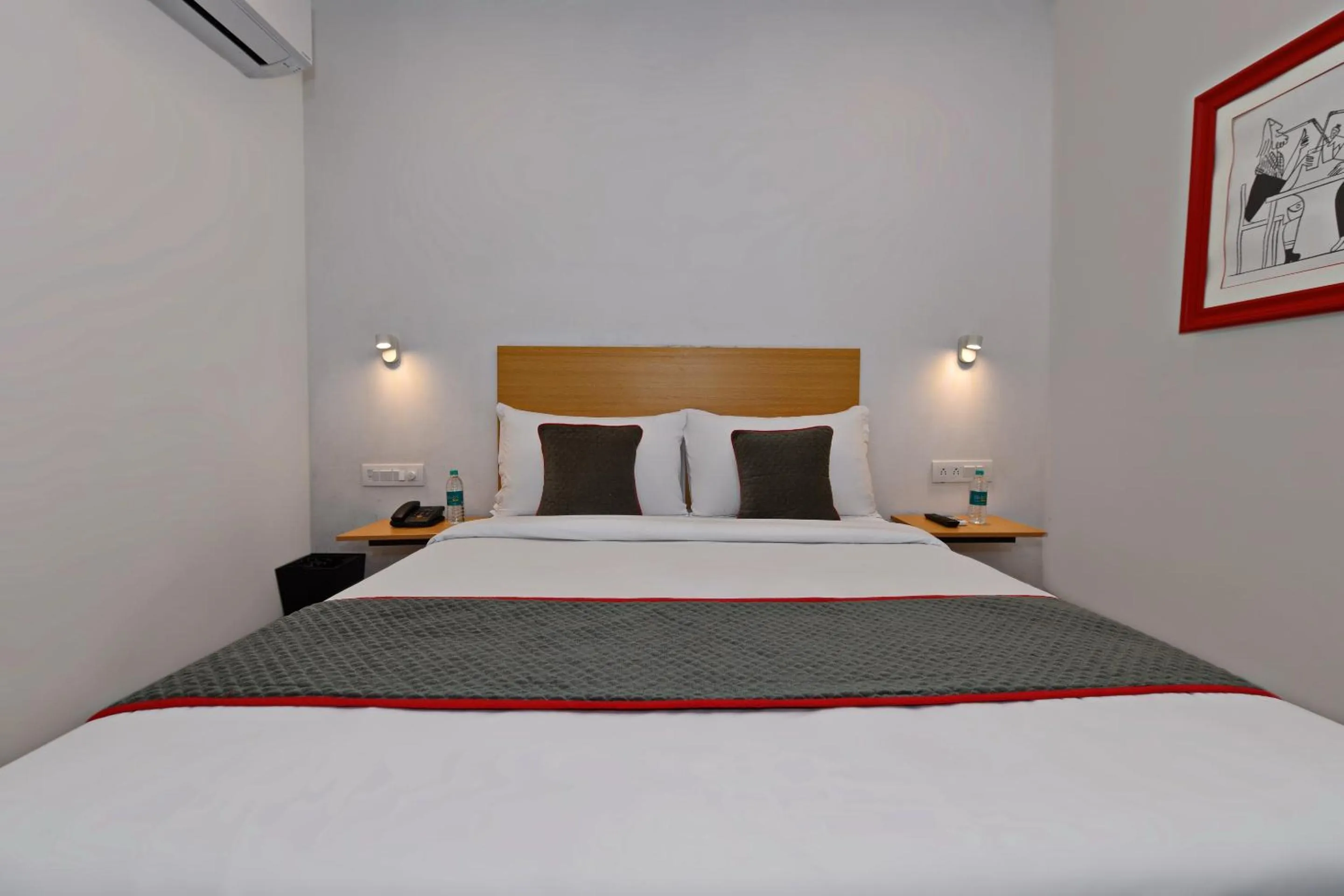 Bedroom in Super Townhouse Function Inn Near Chaudhary Charan Singh International Airport