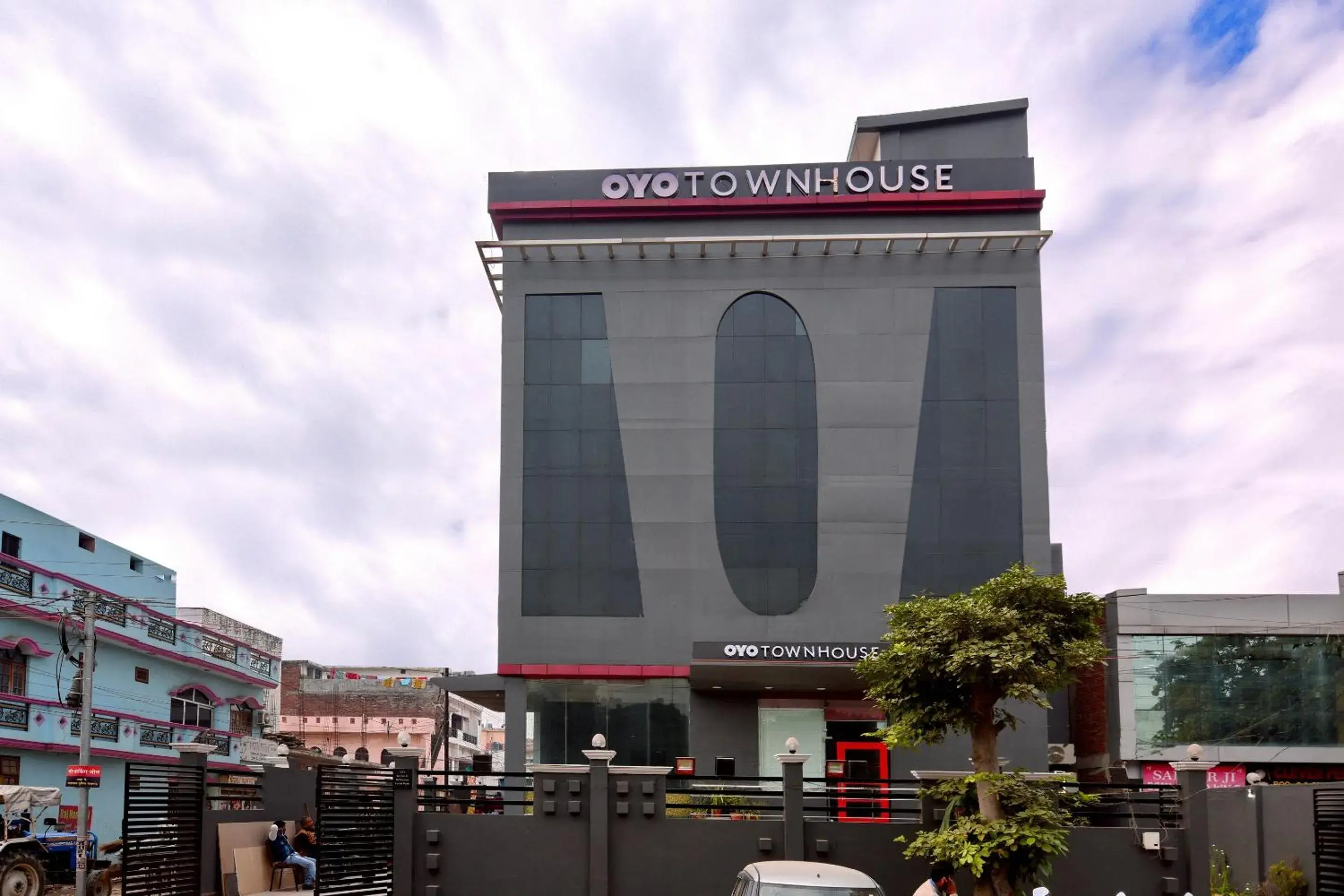 Facade/entrance in Super Townhouse Function Inn Near Chaudhary Charan Singh International Airport Facade/entrance in Super Townhouse Function Inn Near Chaudhary Charan Singh International Airport
