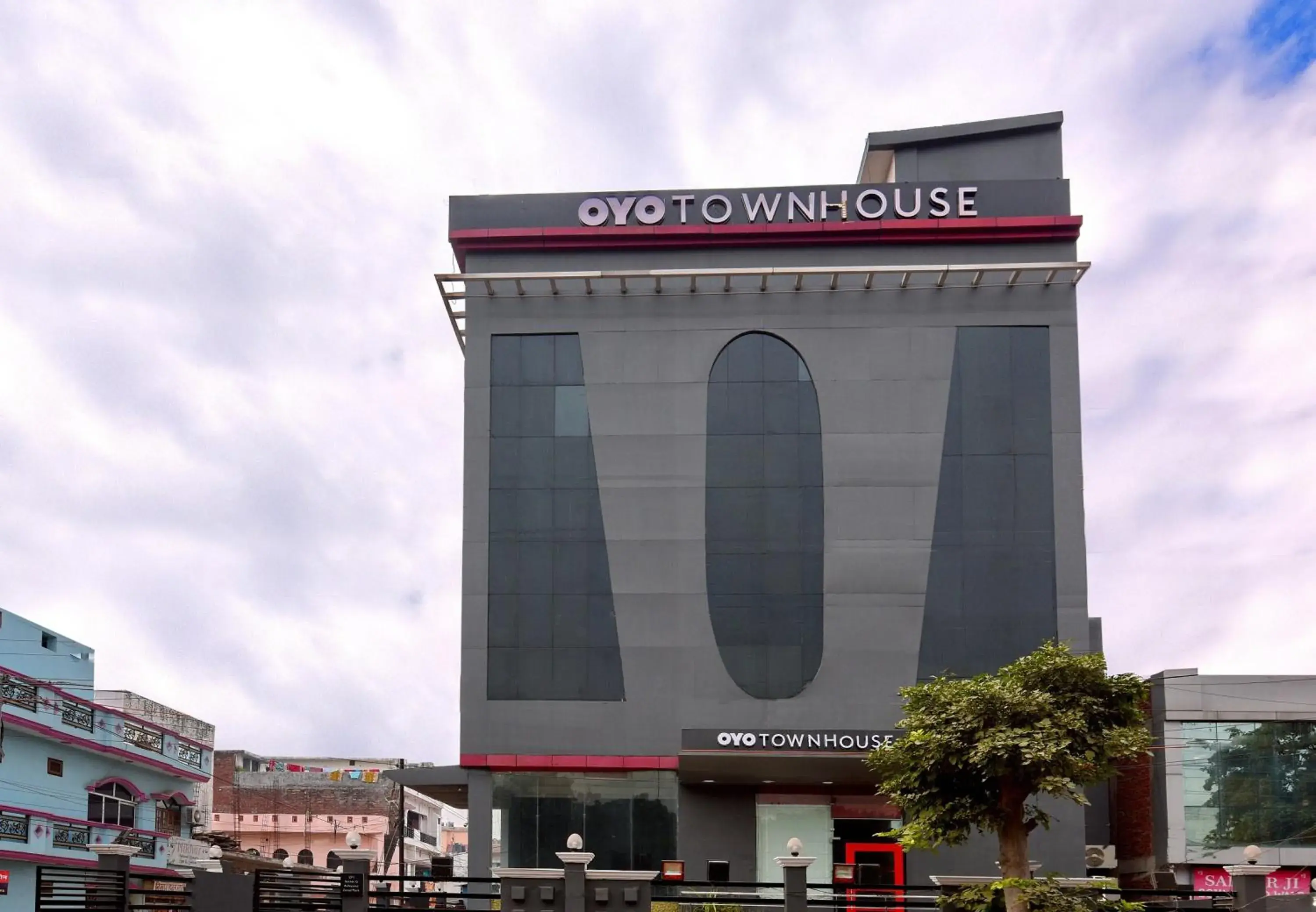 Facade/entrance in Super Townhouse Function Inn Near Chaudhary Charan Singh International Airport Facade/entrance in Super Townhouse Function Inn Near Chaudhary Charan Singh International Airport