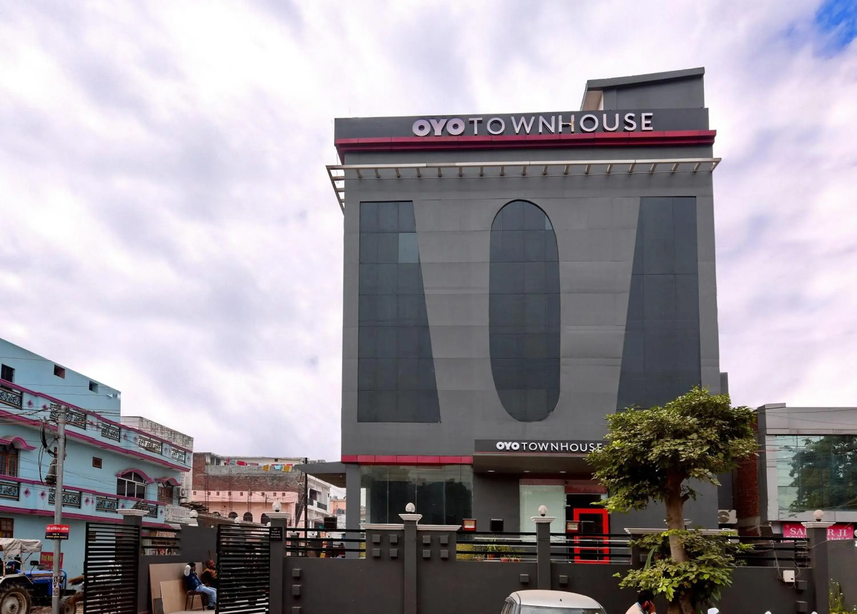 Facade/entrance in Super Townhouse Function Inn Near Chaudhary Charan Singh International Airport Facade/entrance in Super Townhouse Function Inn Near Chaudhary Charan Singh International Airport