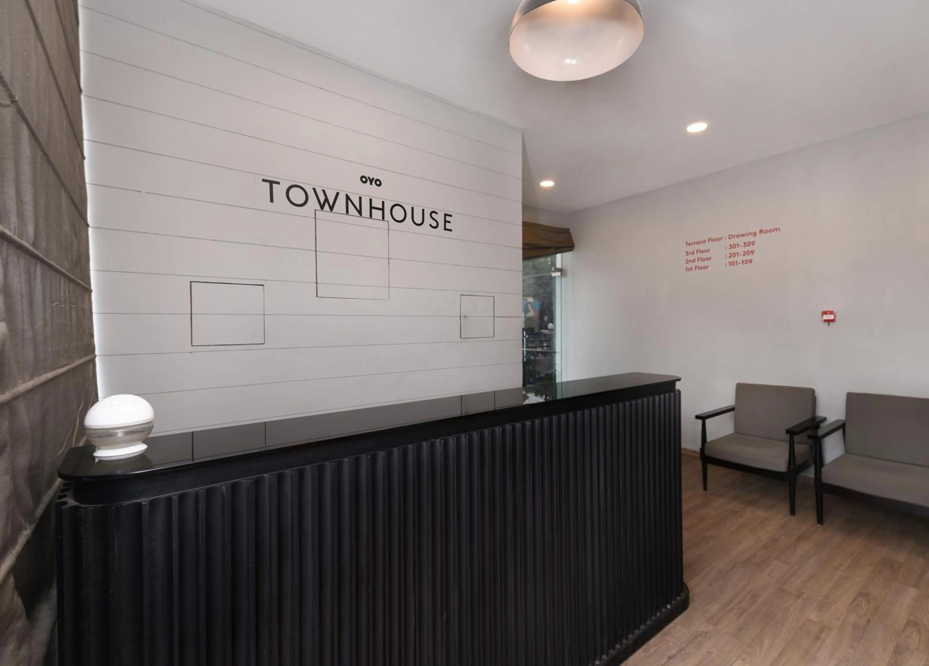 Lobby or reception in Super Townhouse Function Inn Near Chaudhary Charan Singh International Airport