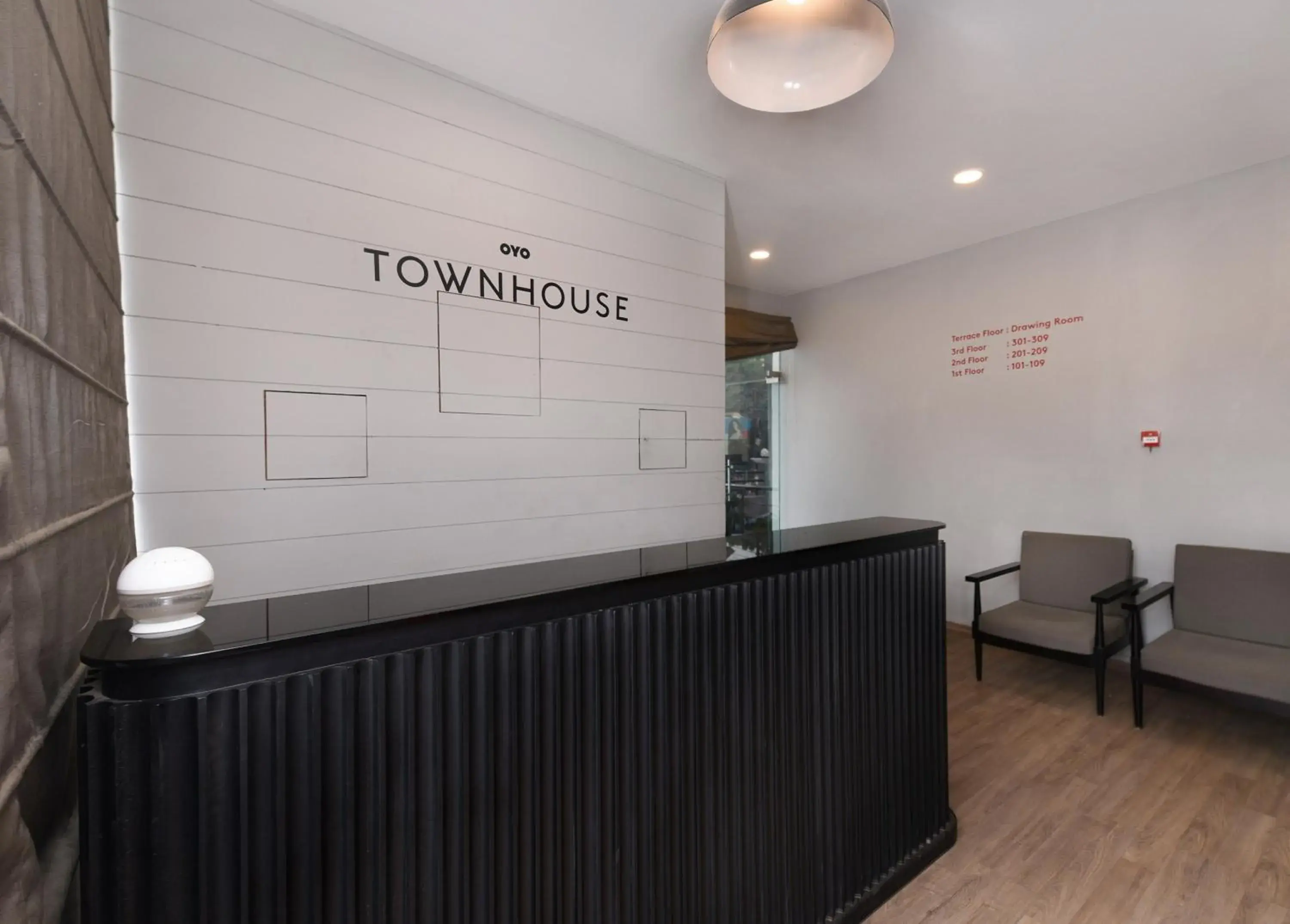 Lobby or reception in Super Townhouse Function Inn Near Chaudhary Charan Singh International Airport Lobby or reception in Super Townhouse Function Inn Near Chaudhary Charan Singh International Airport