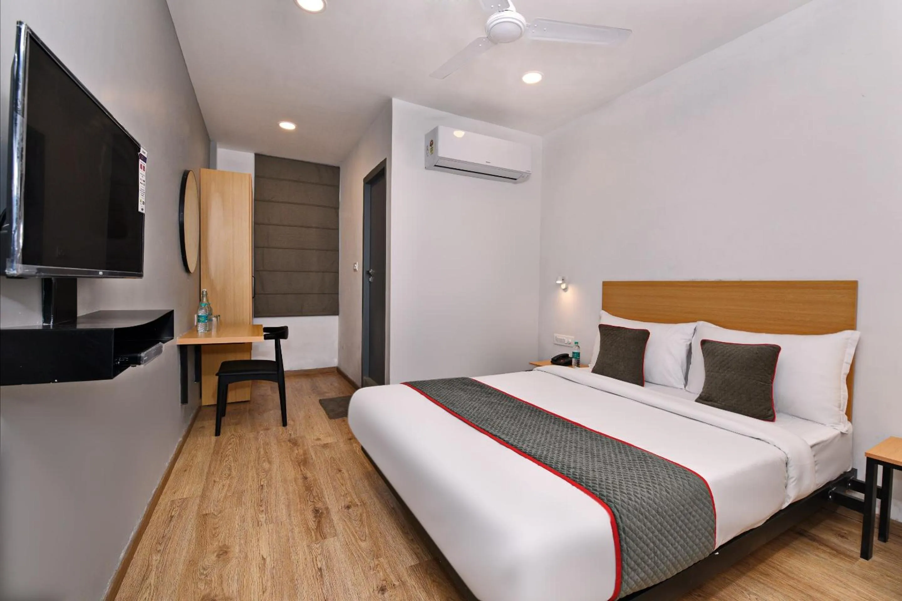 Bedroom in Super Townhouse Function Inn Near Chaudhary Charan Singh International Airport