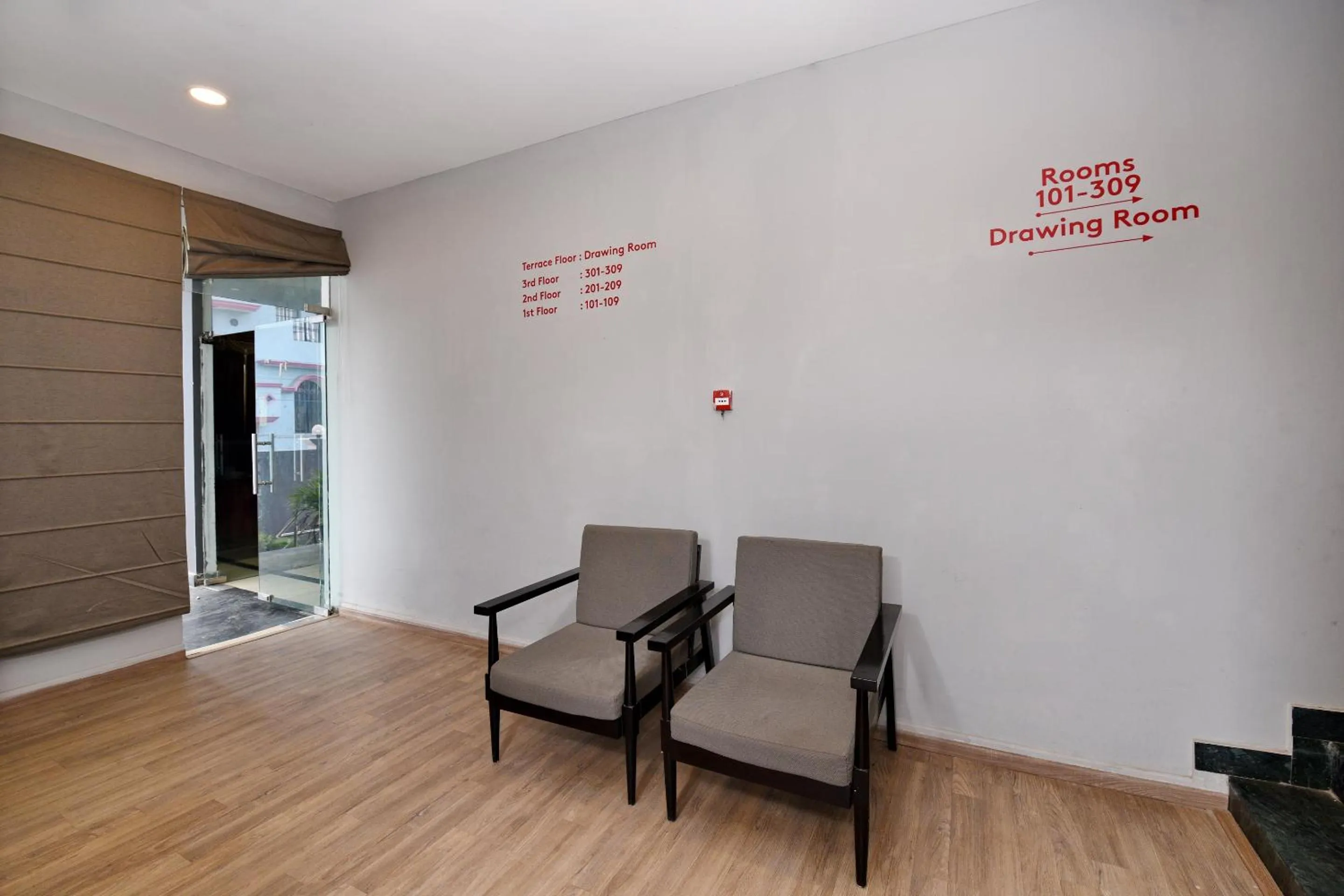 Lobby or reception in Super Townhouse Function Inn Near Chaudhary Charan Singh International Airport